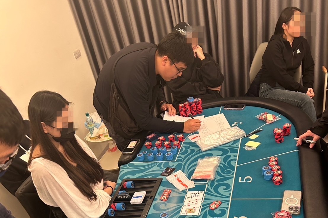 警方在承德路一處豪宅查獲職業德州撲克賭場。（翻攝畫面）
