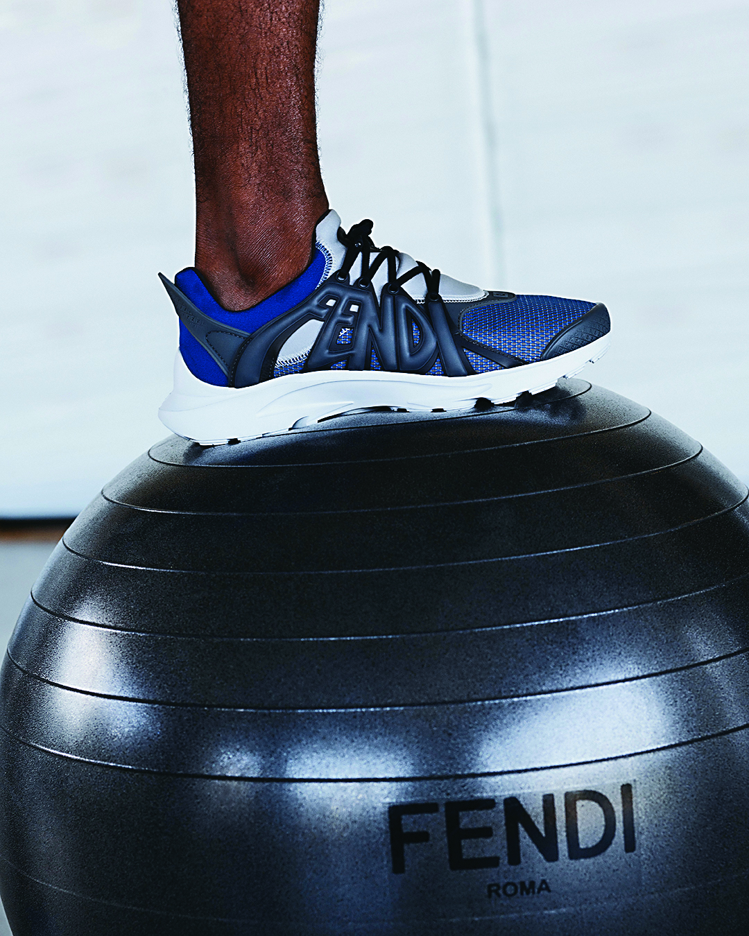 FENDI Tag運動鞋面採用獨特透氣網眼布料。NT$30,400(FENDI提供)