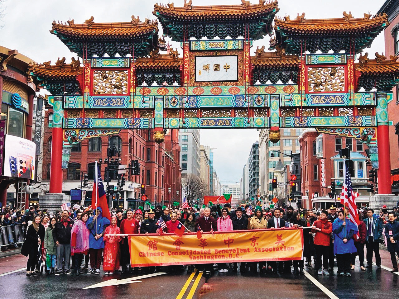 俞大㵢參加僑社遊行活動（圖）時，傳出不當敬禮的爭議。（翻攝Taiwan in the US臉書）