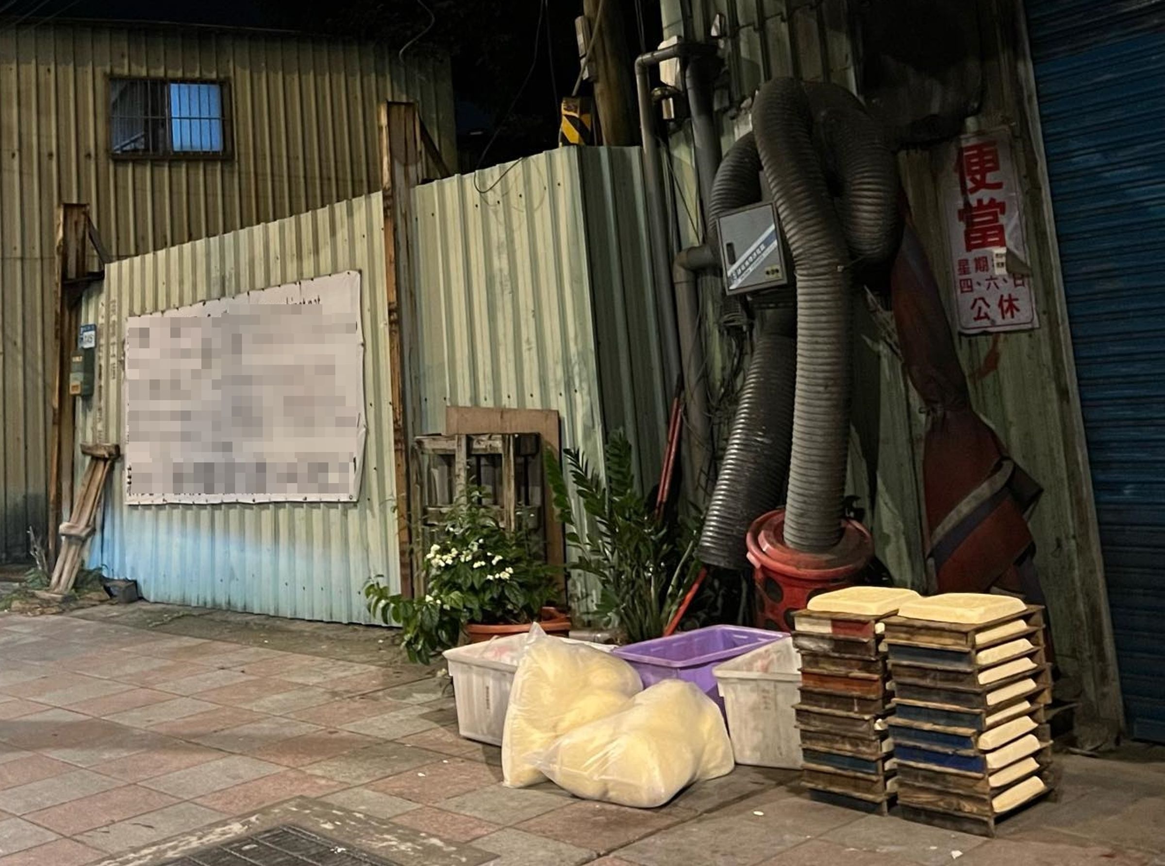 有網友在爆料,半夜直擊某間便當店外,竟有好幾層板豆腐直接放在地板上。(翻攝自threads)