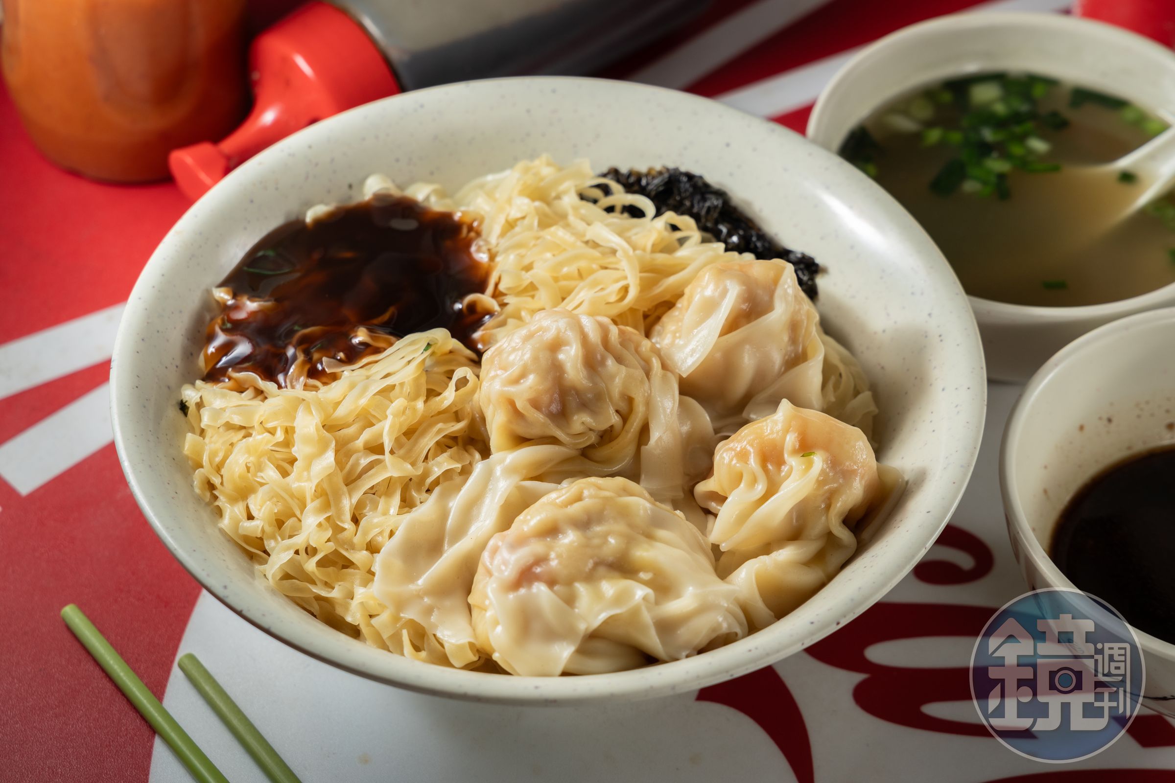 「雲吞紫菜撈麵」粗麵非常勁道，手工現包雲吞，每顆都能吃到飽滿蝦肉。（港幣48元／雙拼撈）