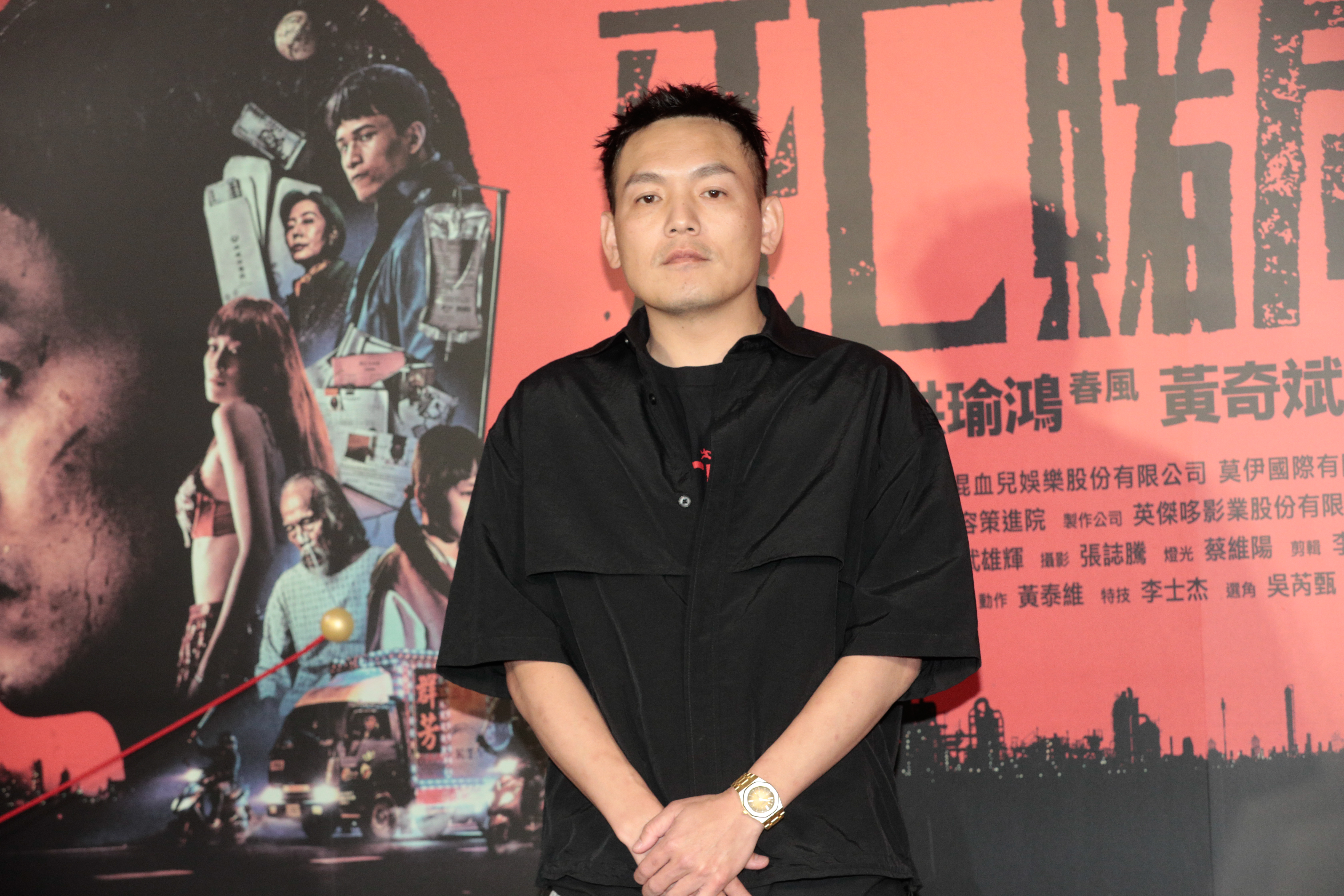 春風自爆演技卡關時需靠「沉澱」「呼吸新鮮空氣」（抽菸）續命，蹲在一旁滑手機紓壓也是方法之一。
