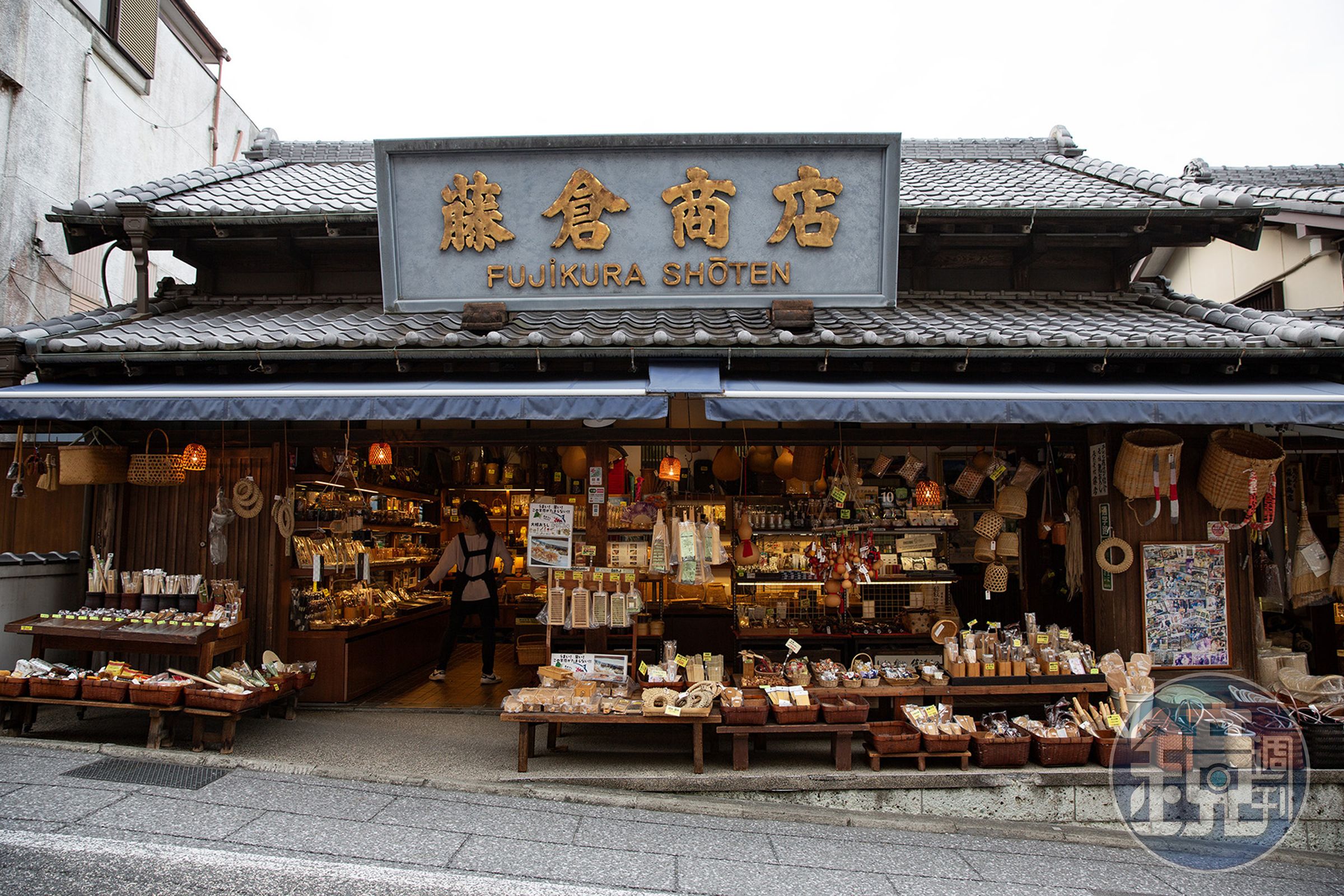 表參道有許多販賣傳統零嘴與傳統工藝品的老店。