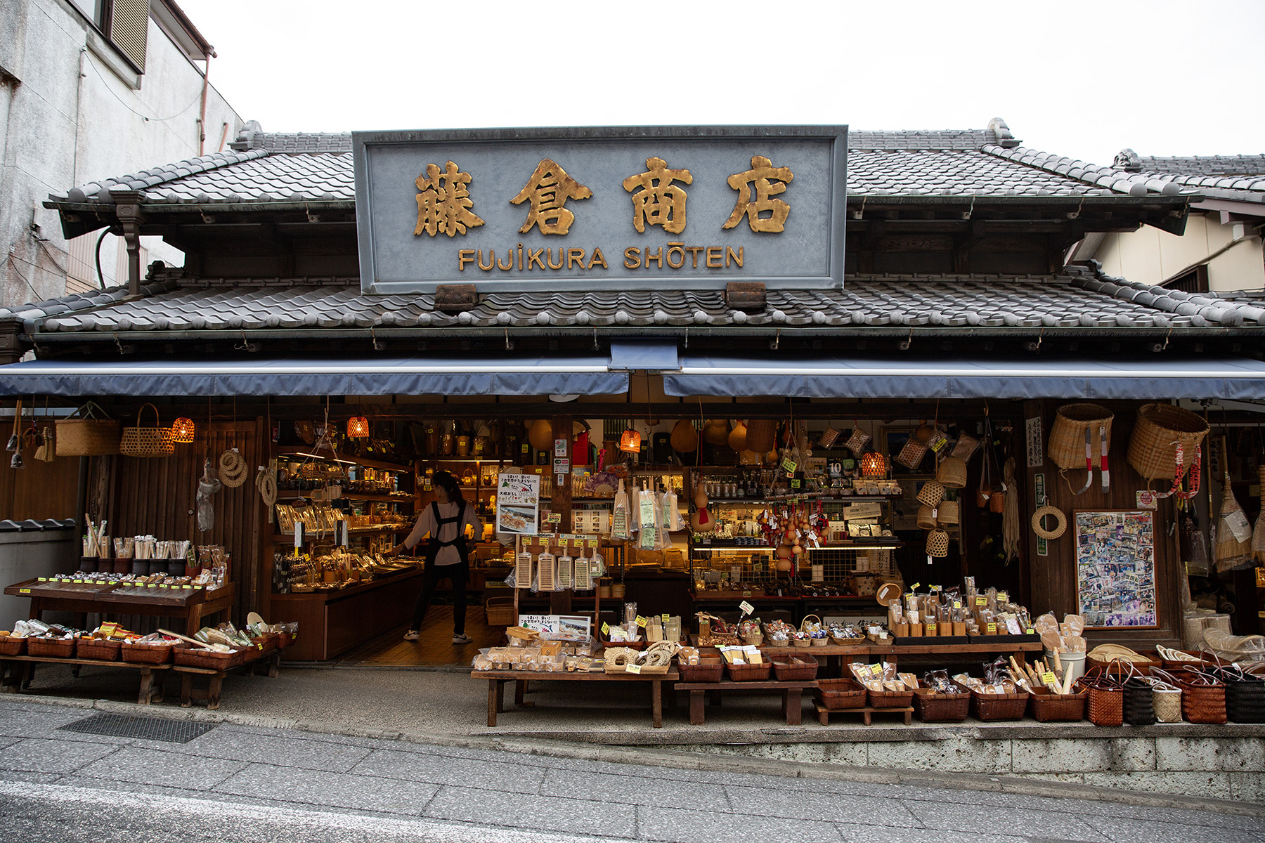 表參道有許多販賣傳統零嘴與傳統工藝品的老店。