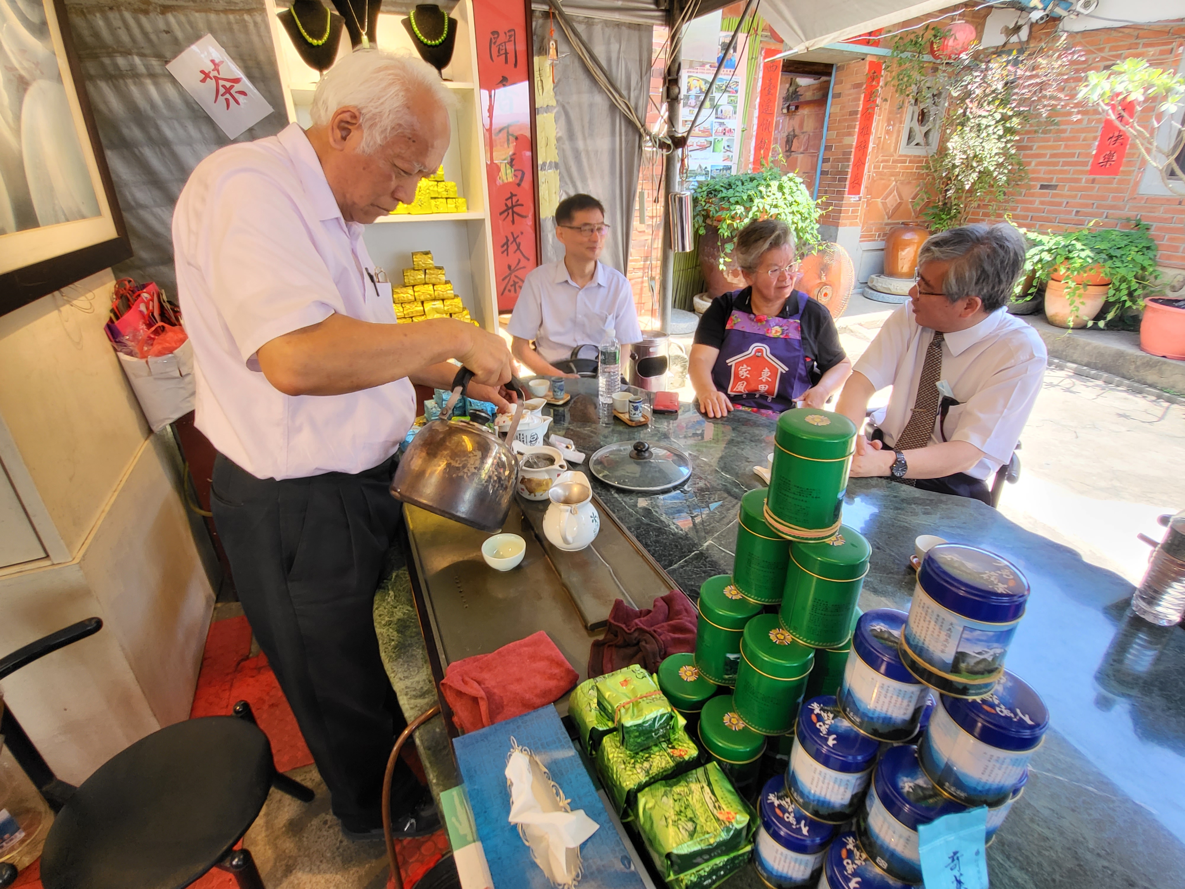 苗栗地檢署檢察長蔡宗熙（右）6度前來關心東里家風發展，大讚他們自製的高山茶品質極佳，歡迎各界踴躍訂購。