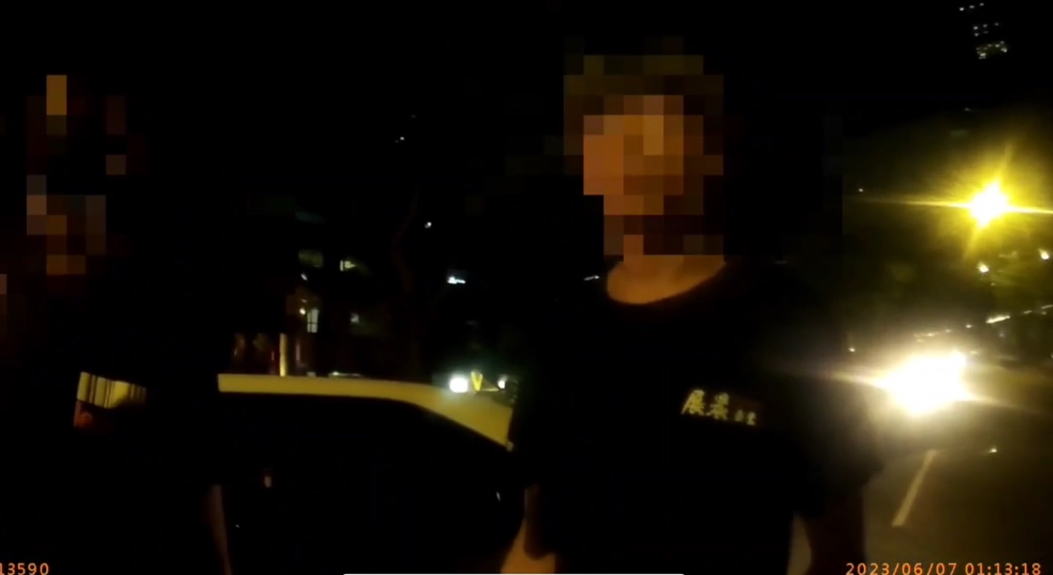 巡邏警方在一蘭拉麵前取締違停，在車上等候的陳男（右）被查出無照駕駛。（翻攝畫面）