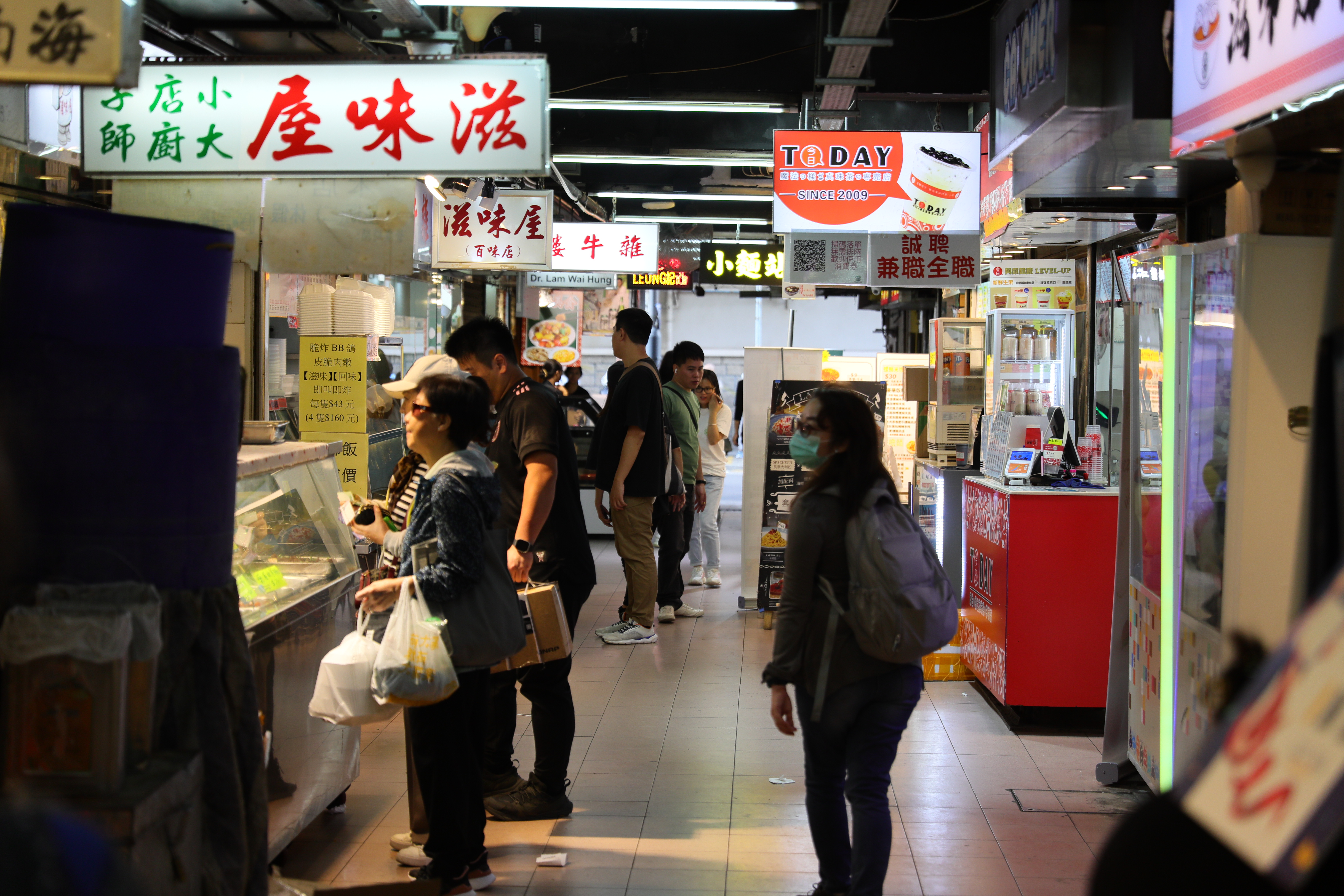 太安樓一樓商場的店家非常密集，部分設有座位區，可以內用。