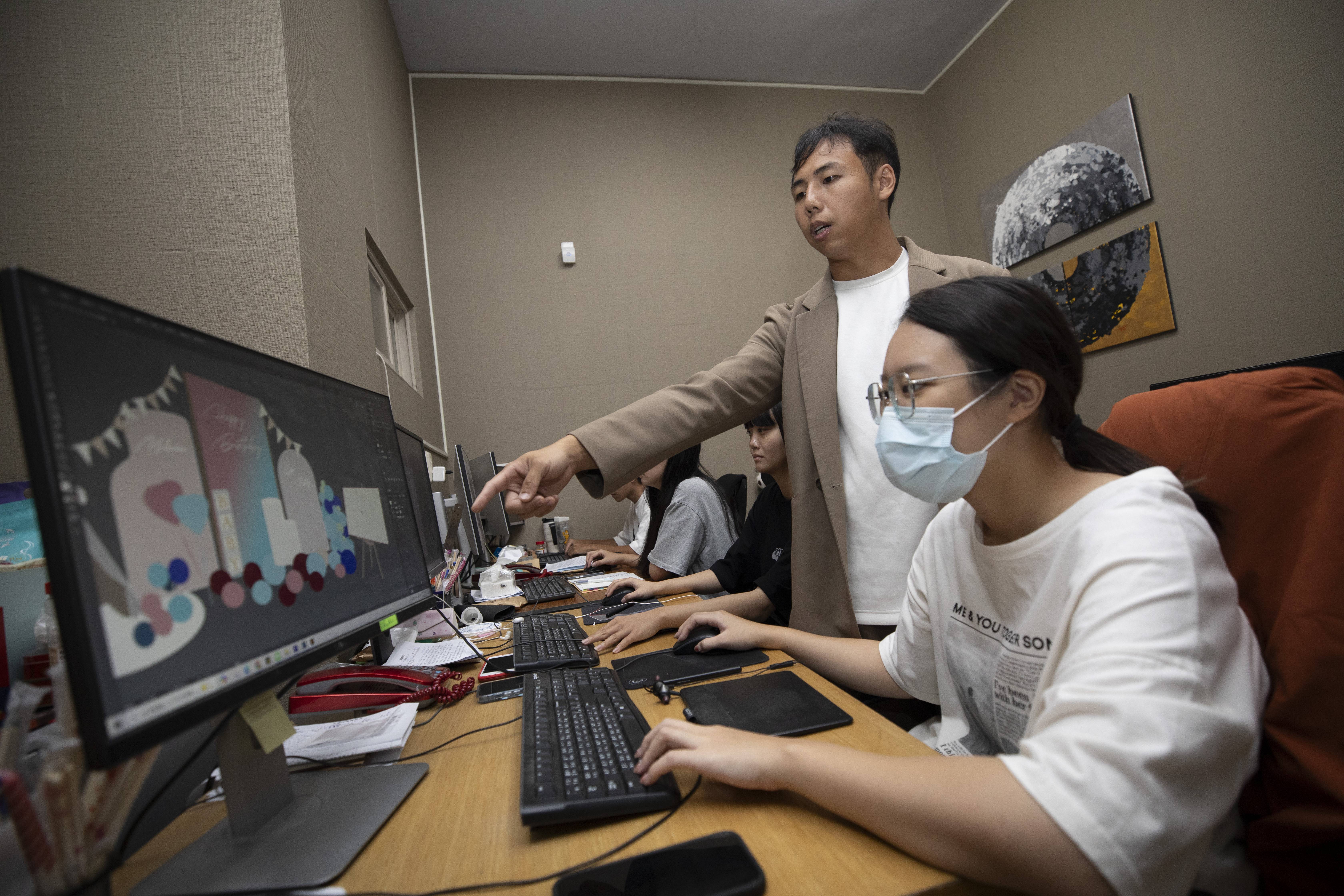 李彥儒原是婚紗攝影師，歷經疫情慘賠，轉辦胎兒性別派對，抓住解封後的快樂商機。