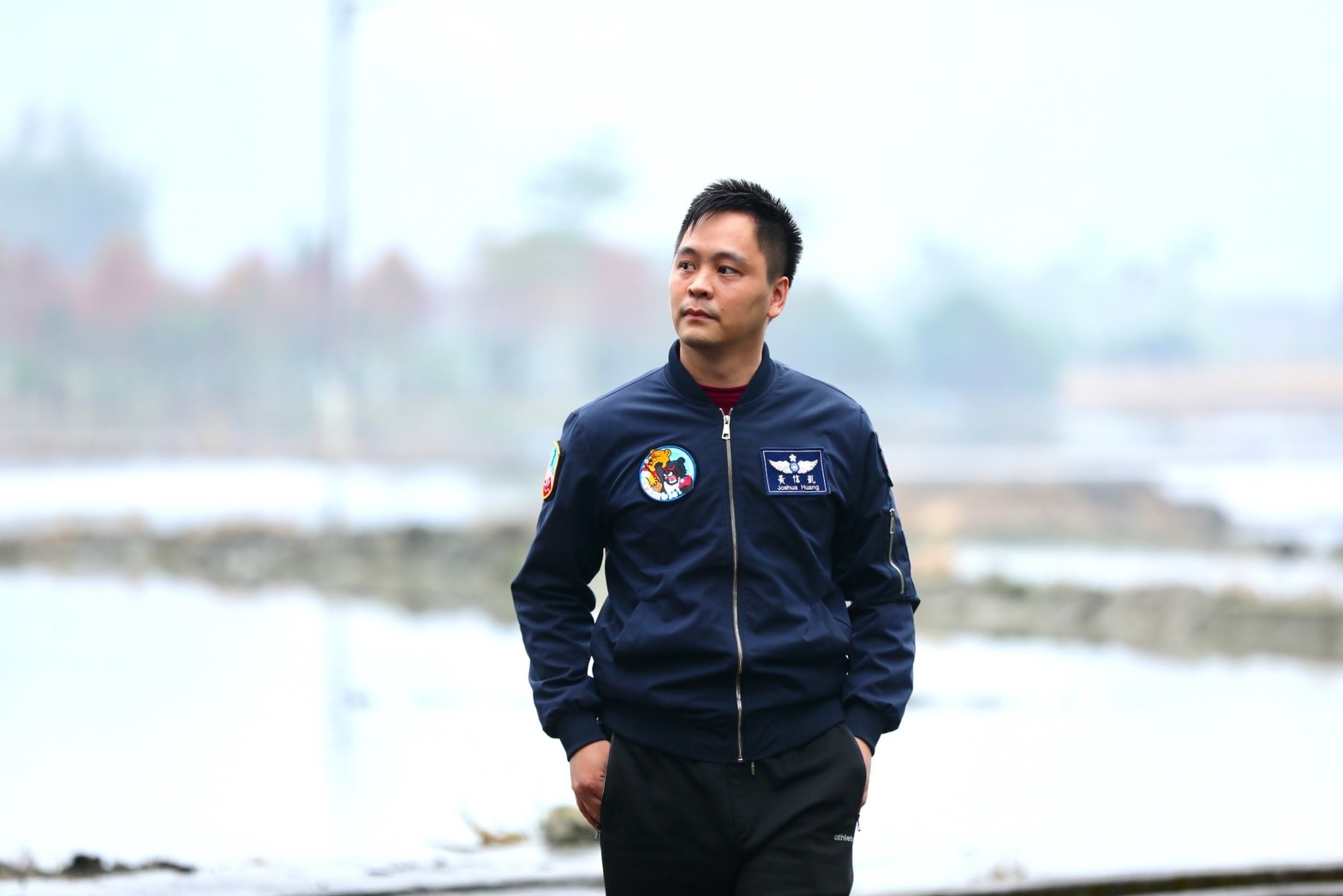 從魔術師轉型為生命教育講師的黃信凱，以自身故事鼓勵年輕人。明明是黃金單身漢，卻因曾遭情變，仍沒自信談戀愛。