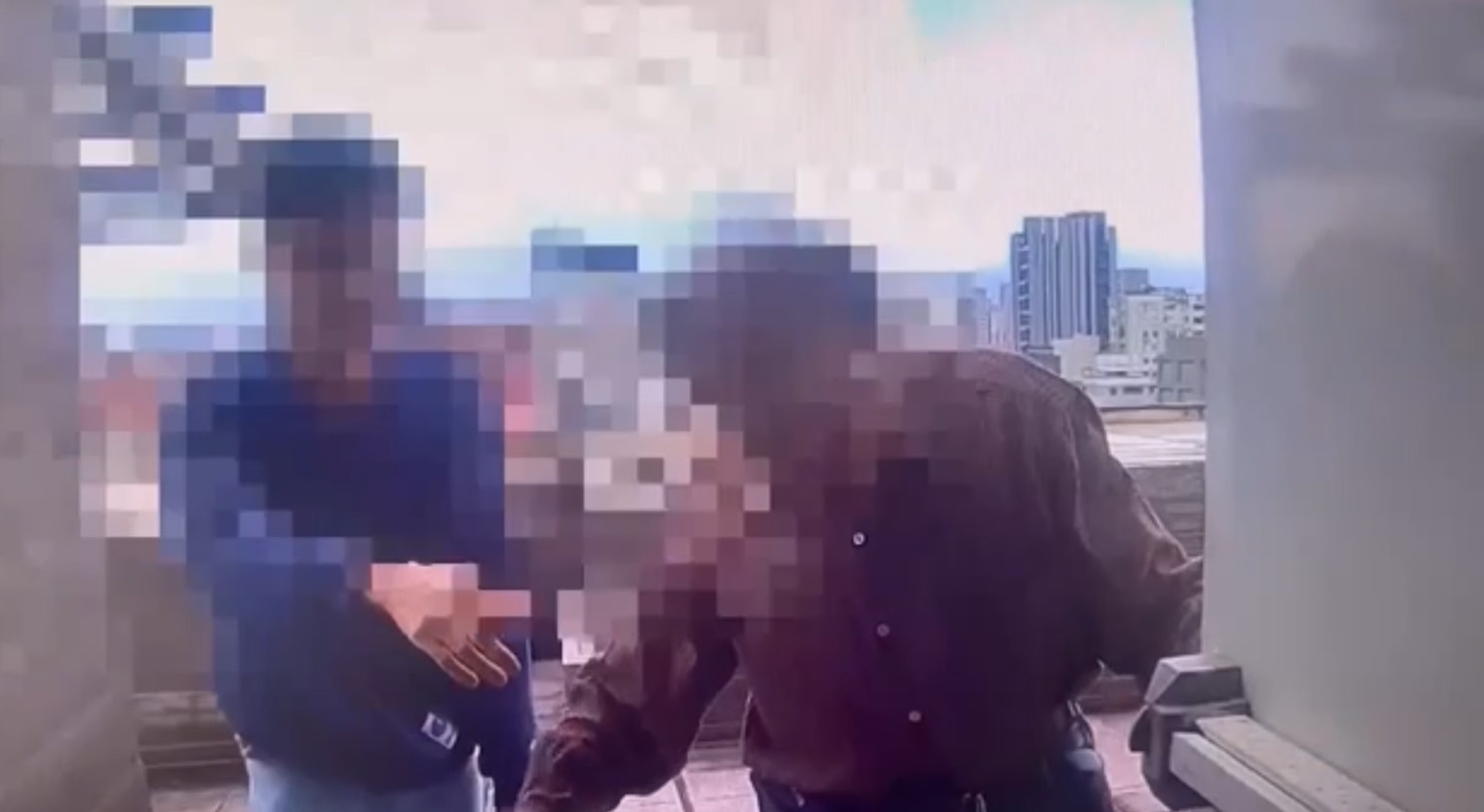 蔡姓男大生（左）曬衣受困頂樓，急喊「警察救我」終脫困。（翻攝畫面）