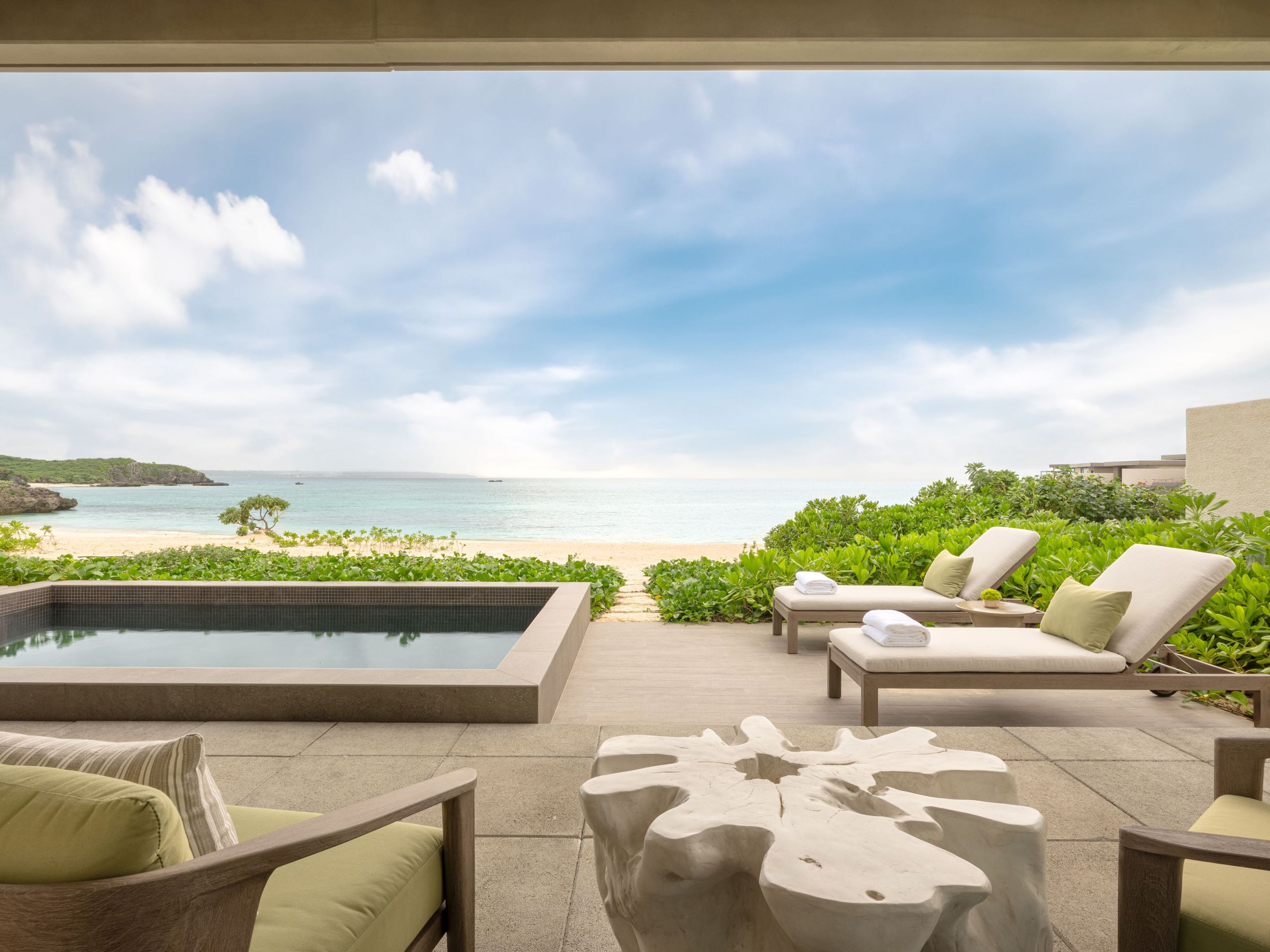 「Beachfront Villa」室內外景觀無縫銜接，走出房門就是細白沙灘與碧藍大海。（Rosewood Miyakojima提供）