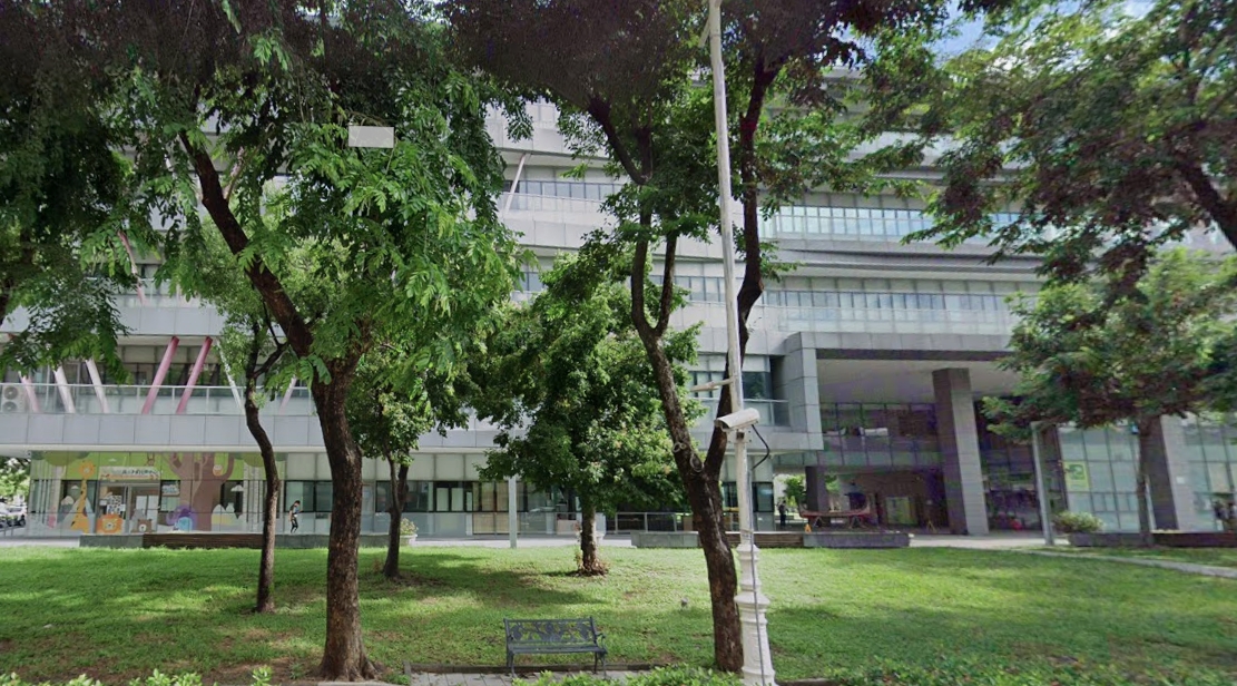 針對高雄國小教師不幸身故事件,高雄市教育局與高雄市教師職業工會各持不同觀點,全案目前仍待警方釐清。圖為高雄市教育局。(翻攝自google maps)