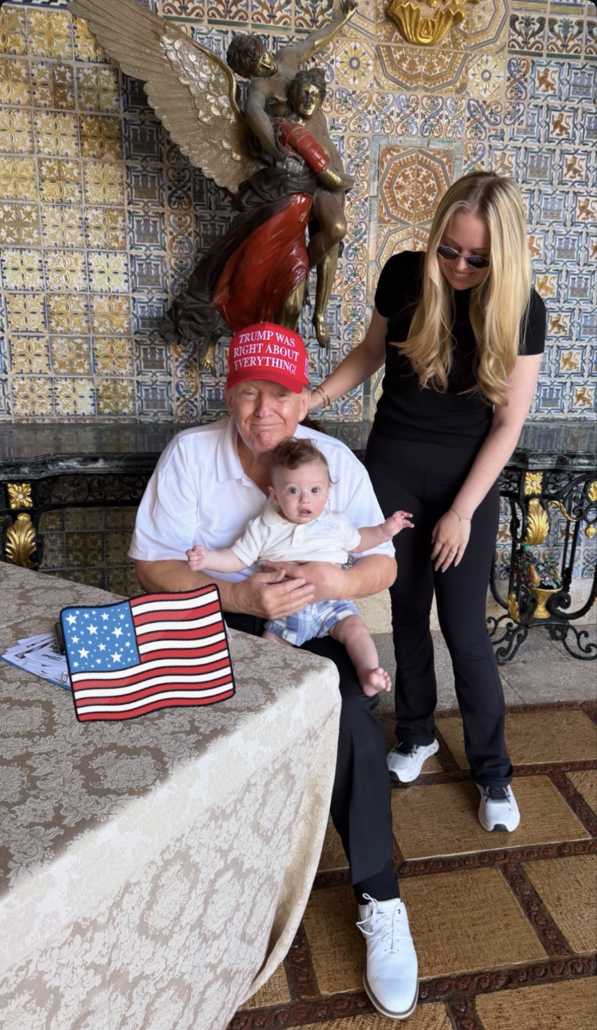 川普抱著孫子亞歷山大，女兒蒂芬妮在一旁。（翻攝@TiffanyATrump）
