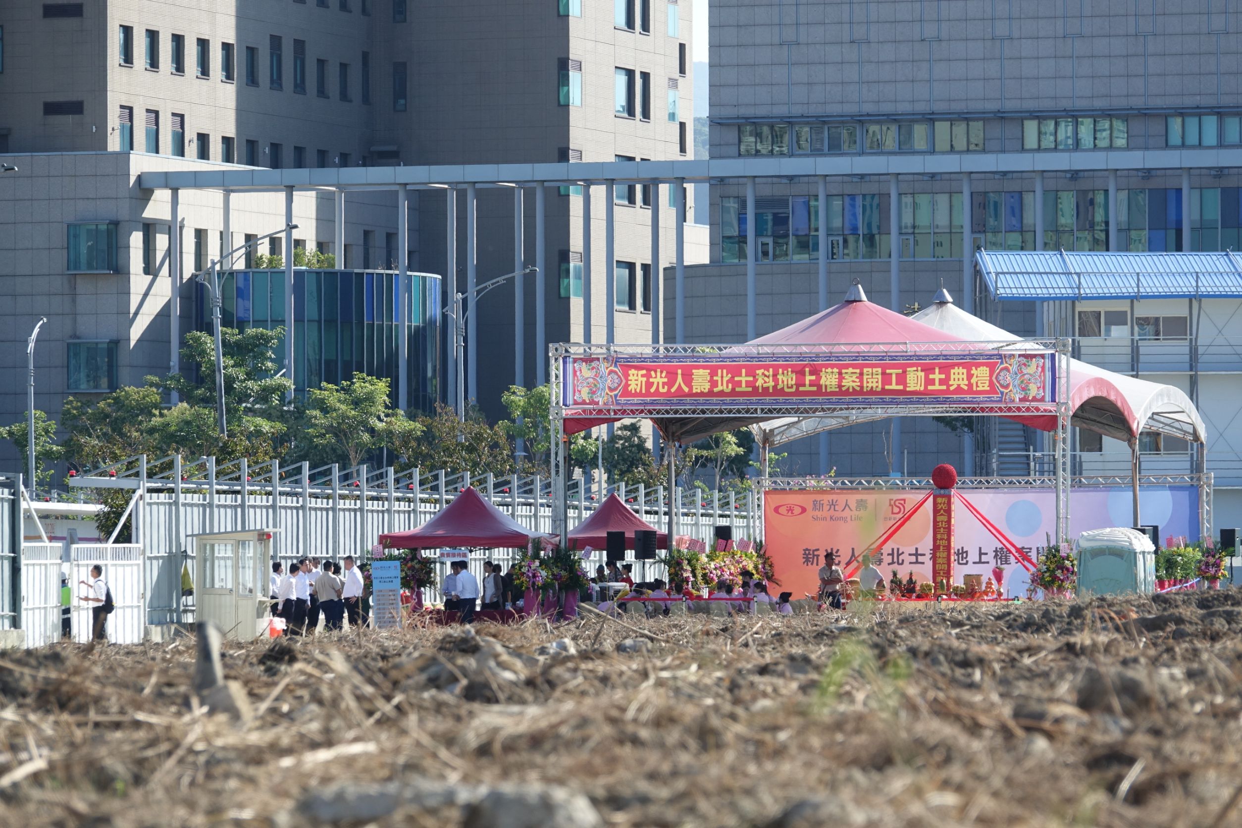 簡舒培怒轟新壽動土是「虛假的政治擺拍」。