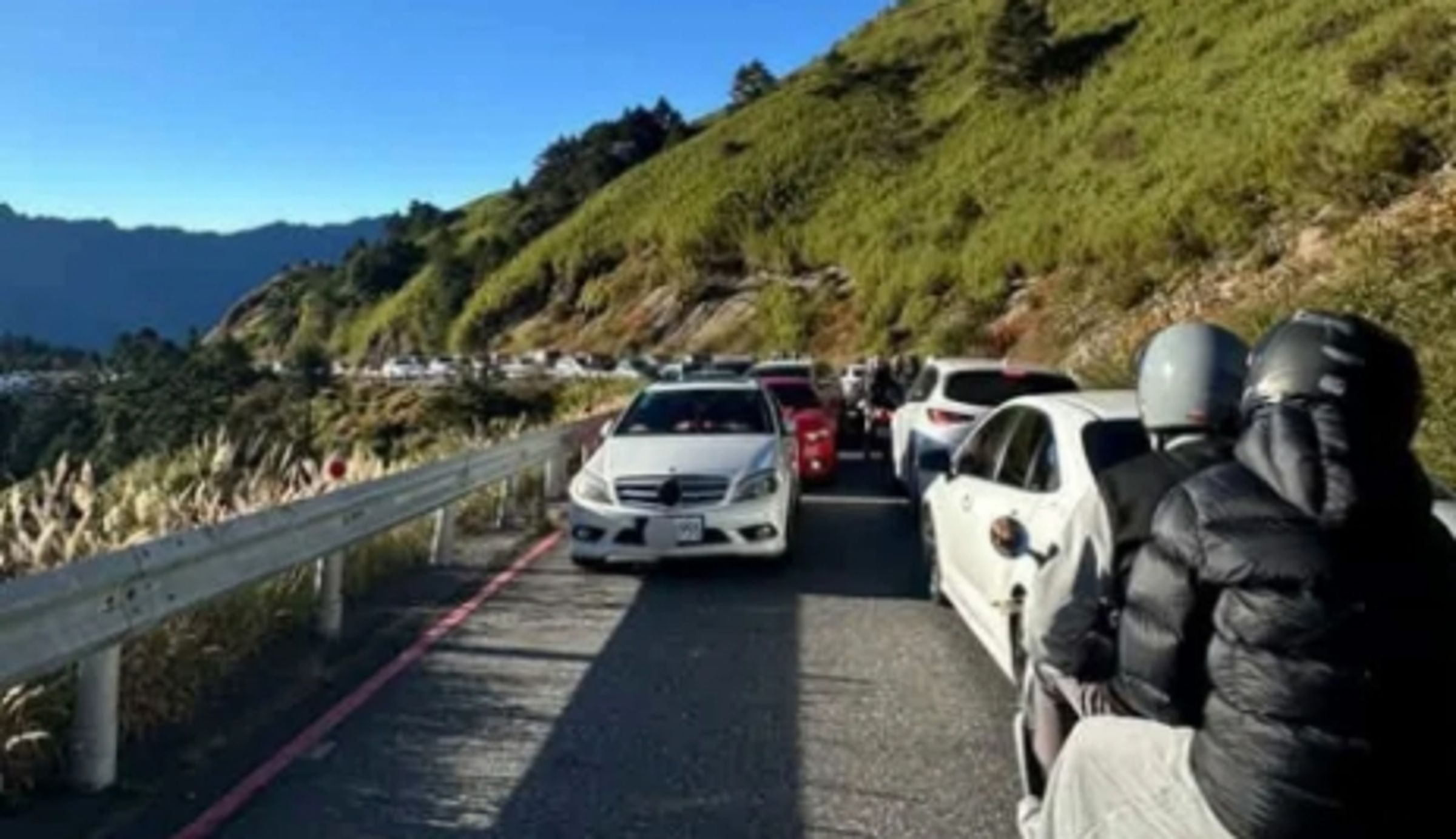 1名賓士車主離譜將愛車停在路中間,人就下車去賞美景,導致後方至少200輛車動彈不得,引發網友怒火。翻攝自中橫路況交通資訊站臉書)