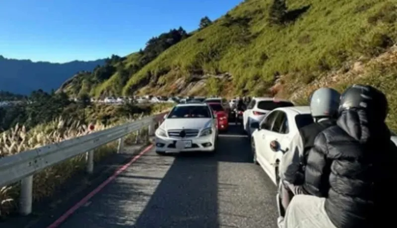 賓士男武嶺車停路中「釀200車癱瘓卡死」　獲檢舉仍未開罰！警方曝關鍵原因