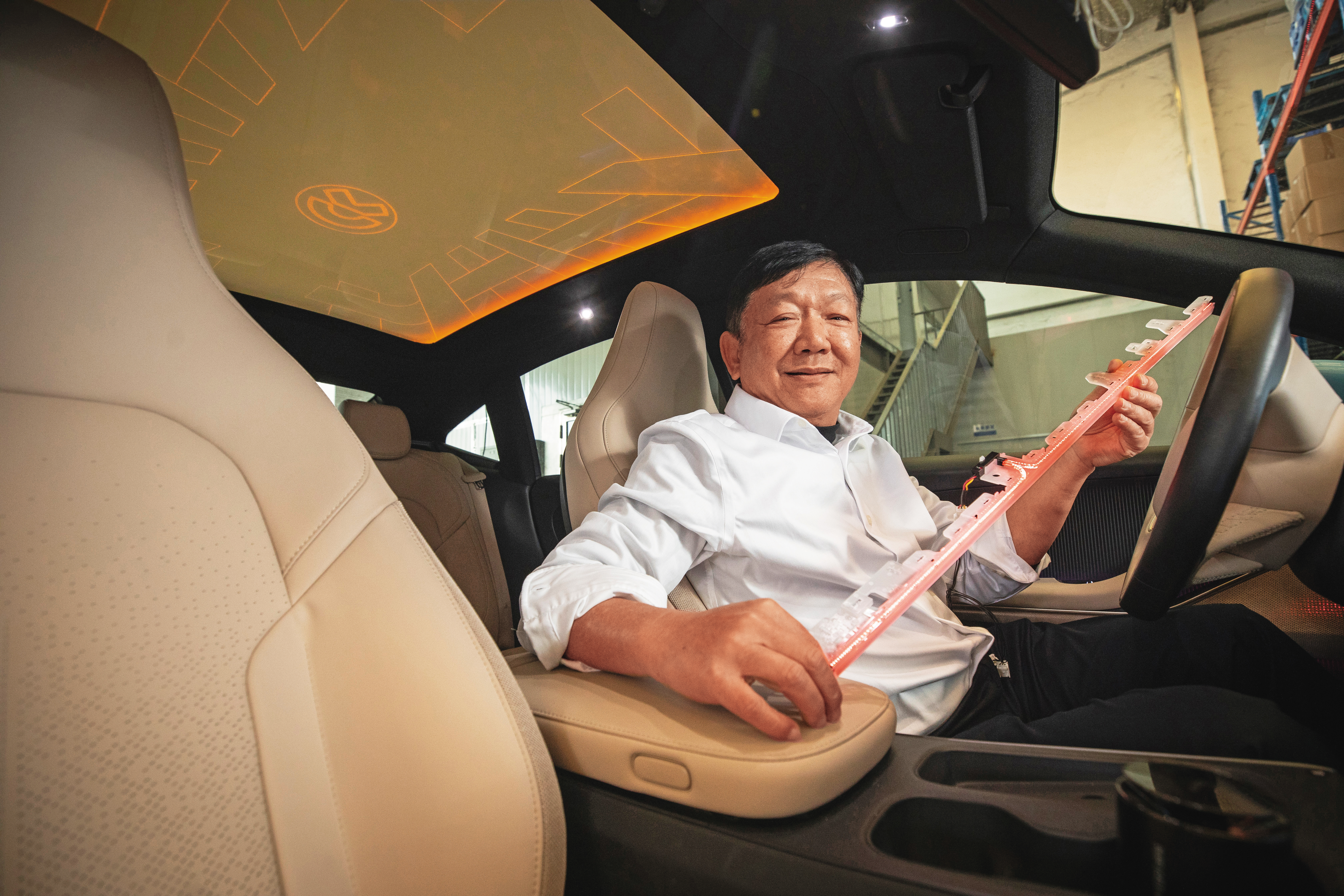 華勝汽車電子董事長陳鏗勝20年前在中國創業，生產LED迎賓踏板、車門、車頂等氛圍燈，在中國汽車氛圍燈市場市占3成、年收19億元。