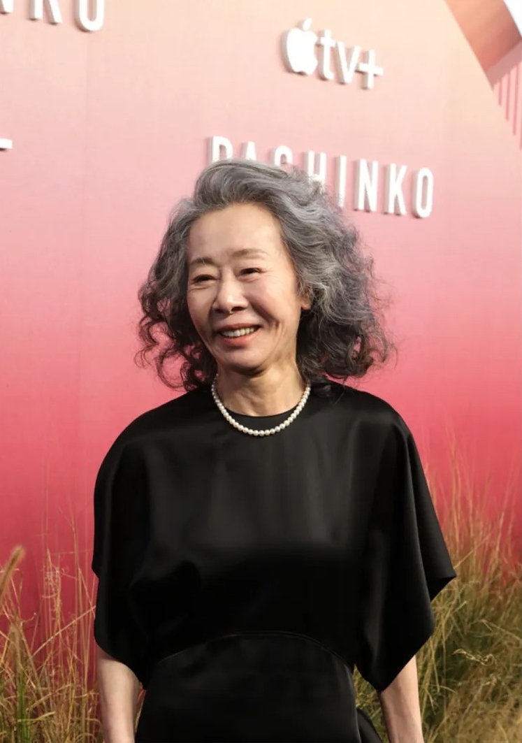 重拍版邀請到尹汝貞演出原版郎雄的權威父親角色,但新版則化身男主角的祖母。(Apple TV+提供)