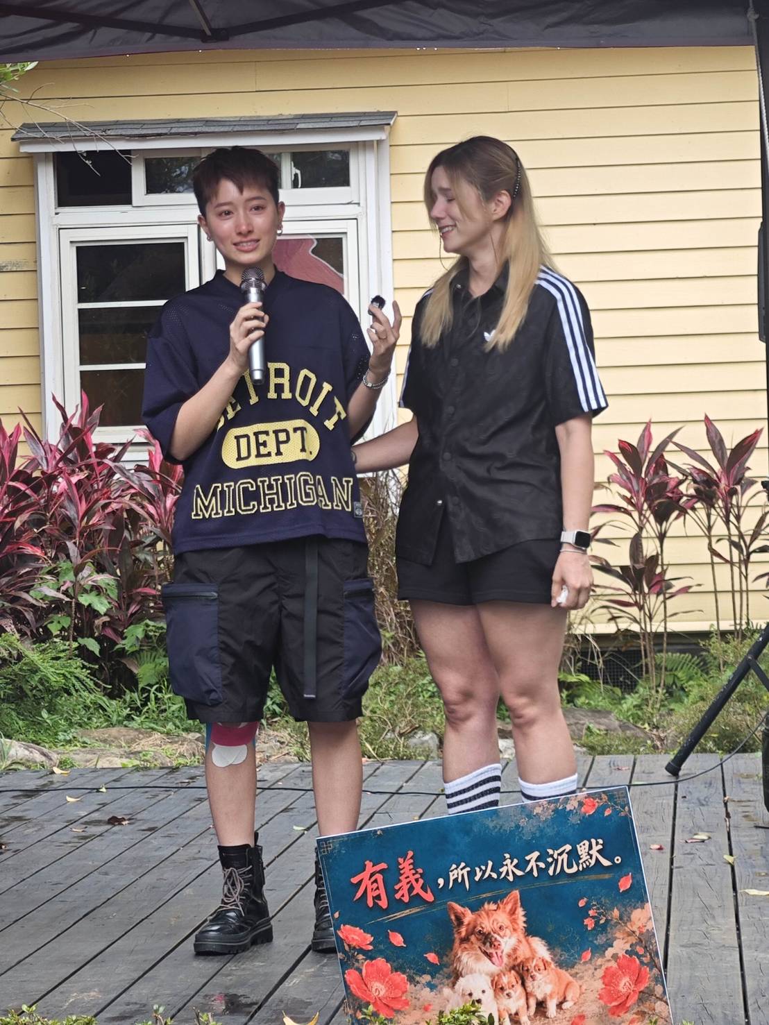 鄭靚歆、鄭采熙（Aky）在台上都激動落淚，不捨旺旺遭遇。（AMM亞洲心動娛樂提供）
