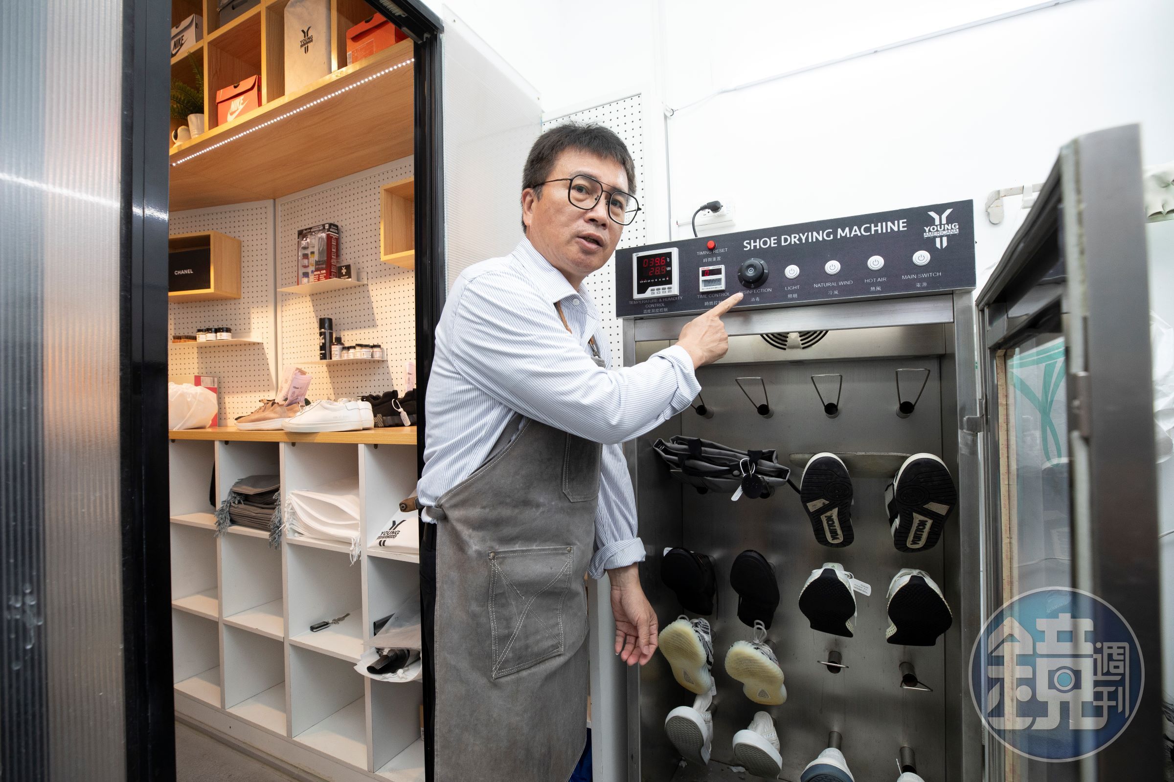 郭子仲表示，精品鞋主要施以乾洗，運動鞋會進入溼洗行程，最後進入殺菌、烘乾行程。
