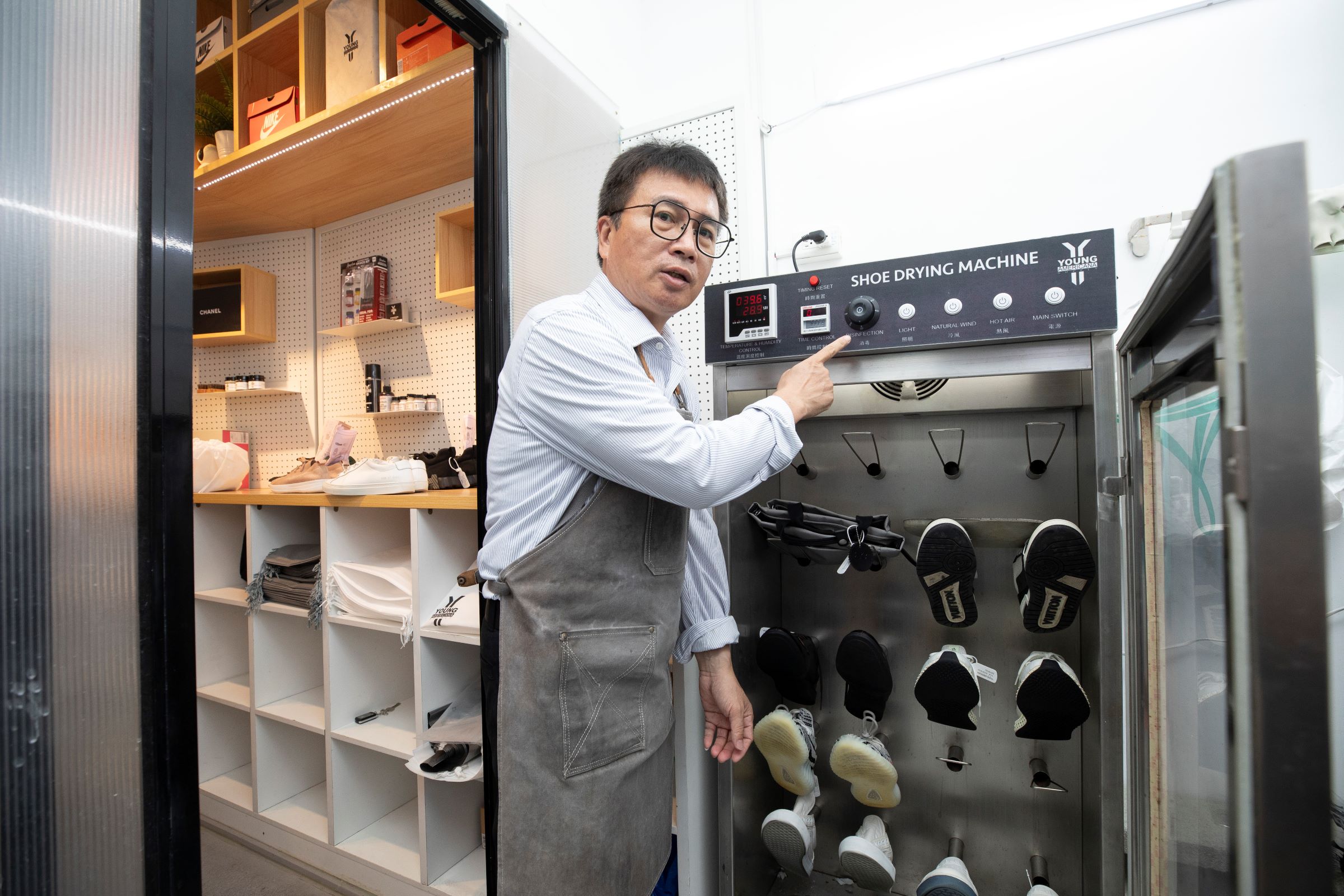 郭子仲表示,精品鞋主要施以乾洗,運動鞋會進入溼洗行程,最後進入殺菌、烘乾行程。