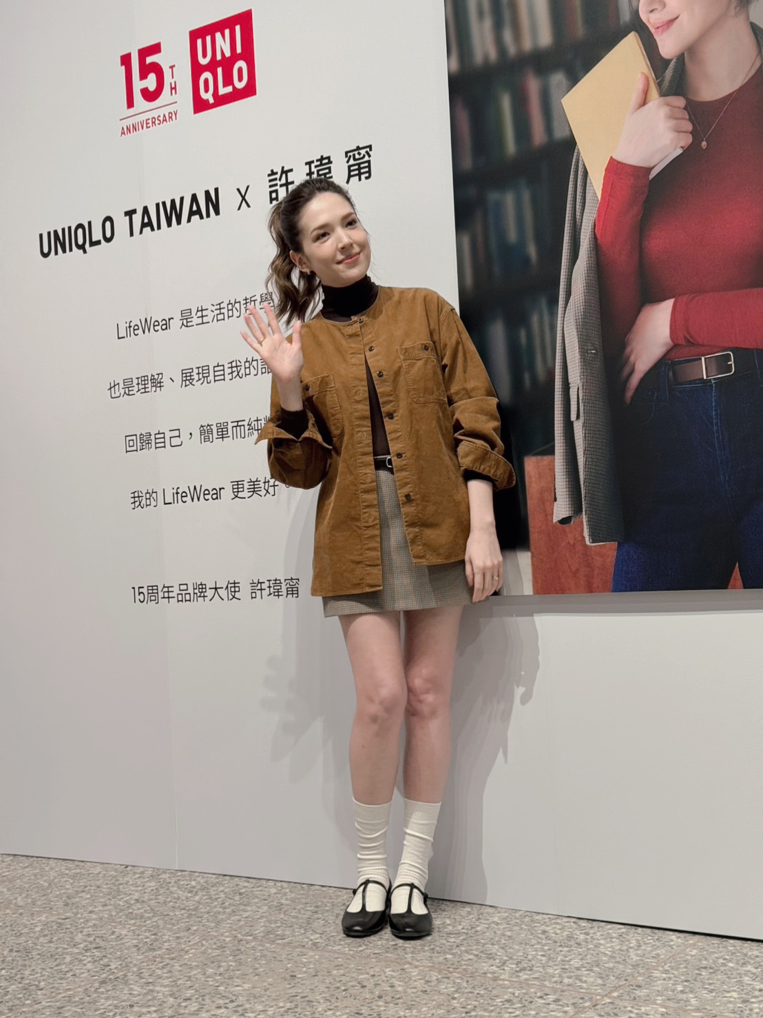 許瑋甯則以溫潤的燈芯絨襯衫式外套疊搭由品牌創意總監Clare Waight Keller所設計的HEATTECH 喀什米爾混紡高領 T 恤,搭配簡約俐落的褲裙以及芭蕾平底鞋。