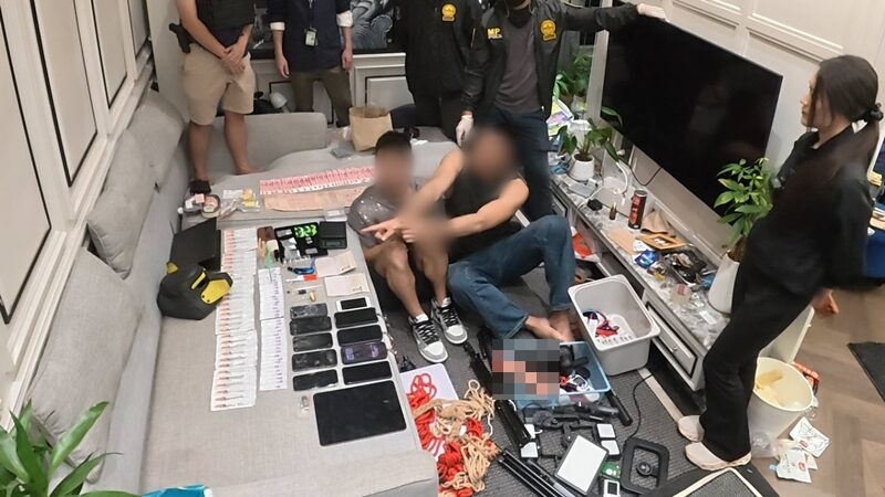根據警方調查，這群中國男子平時以經營OnlyFans頻道為生，靠著販售性愛影片每月大賺上百萬泰銖。（翻攝畫面）