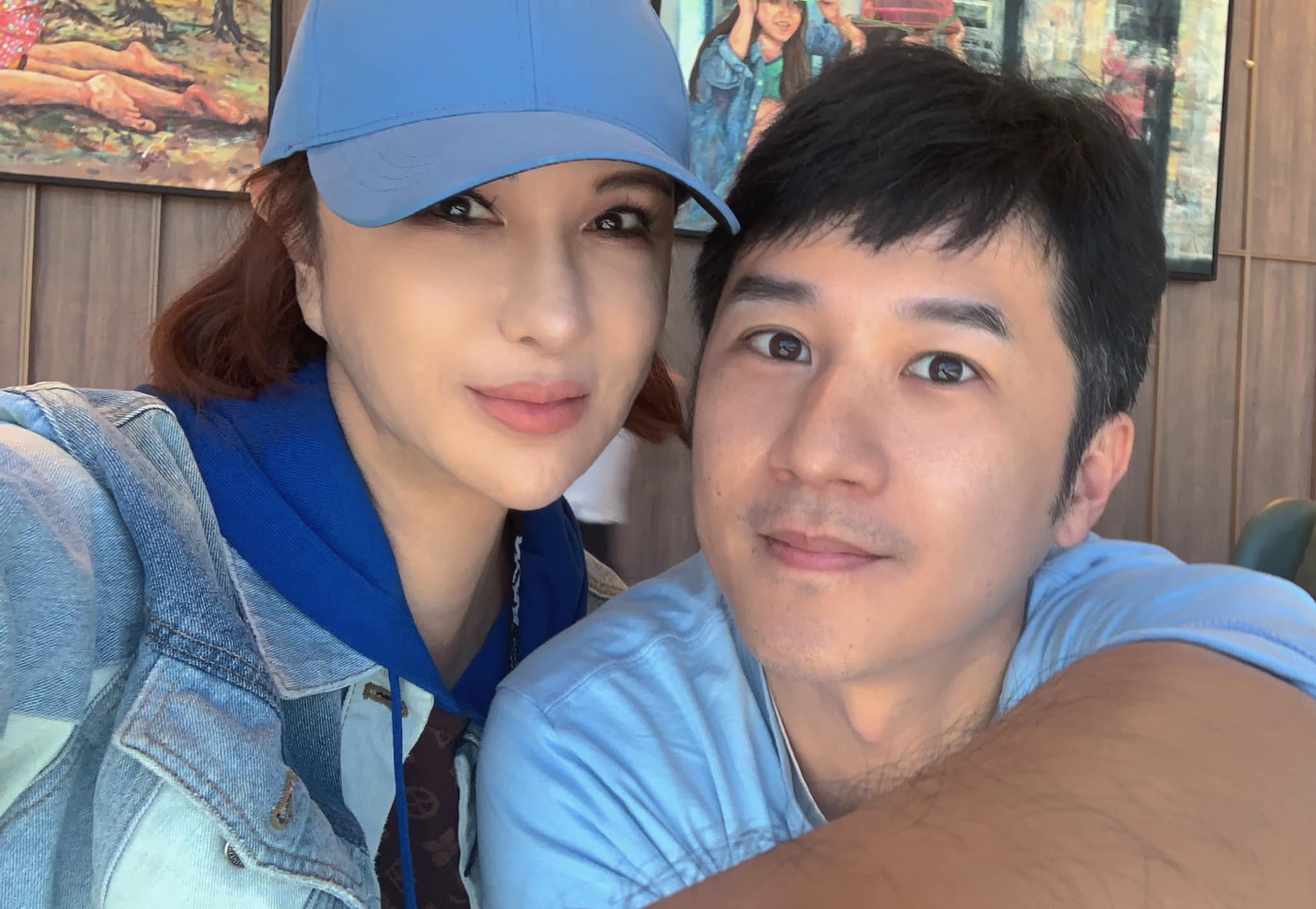 利菁在臉書曬出災情，家中落地窗被強風吹破。（翻攝自利菁臉書）