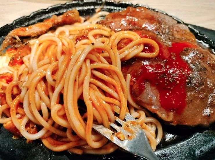 內行網友分享，牛排館裡的鐵板麵相當划算，是月底救星。（翻攝Google Maps）