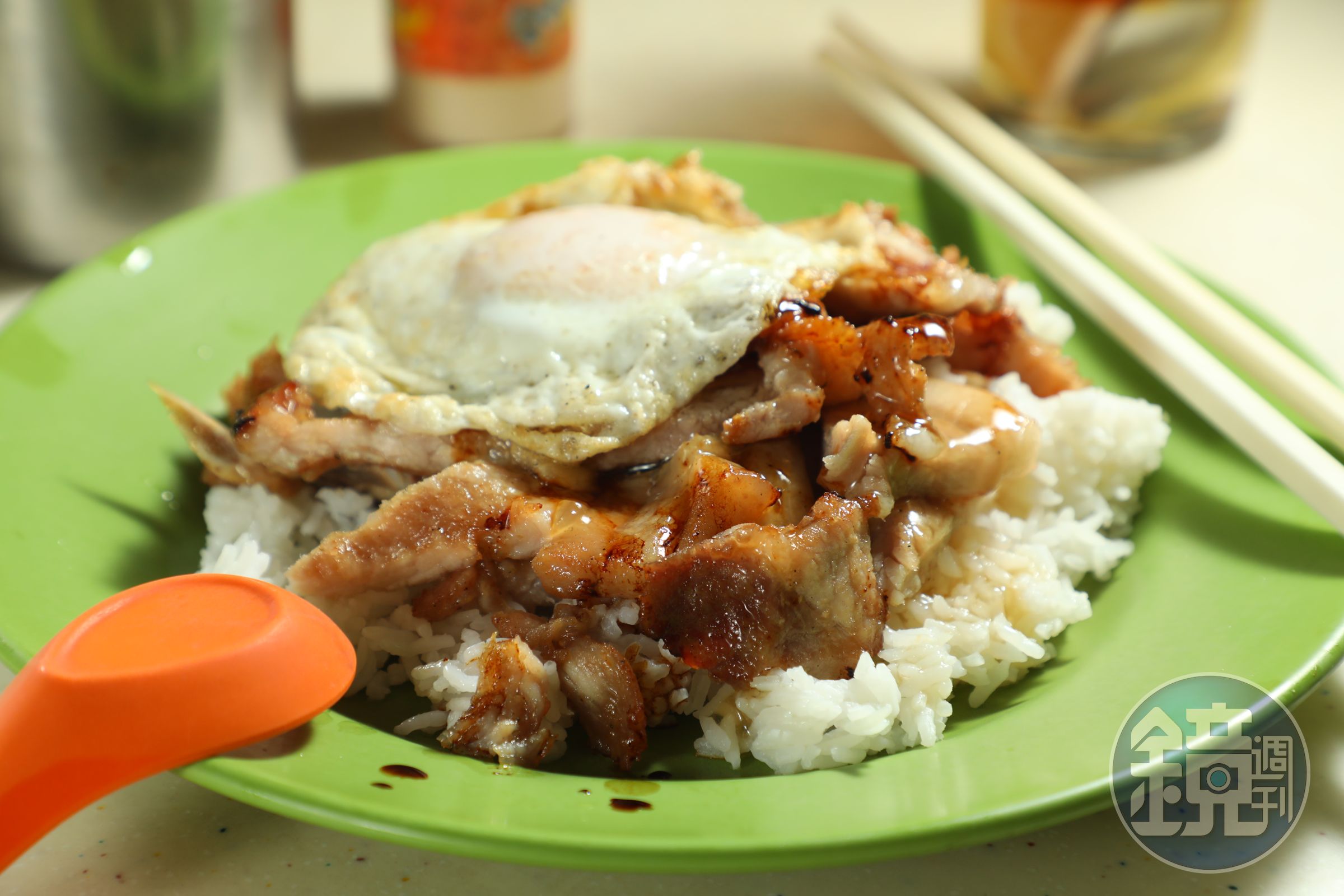 號稱上班族午間小確幸的排隊美食，科記的「金牌豬扒飯」真的名不虛傳，值得為了它排長隊。（港幣62元／份）