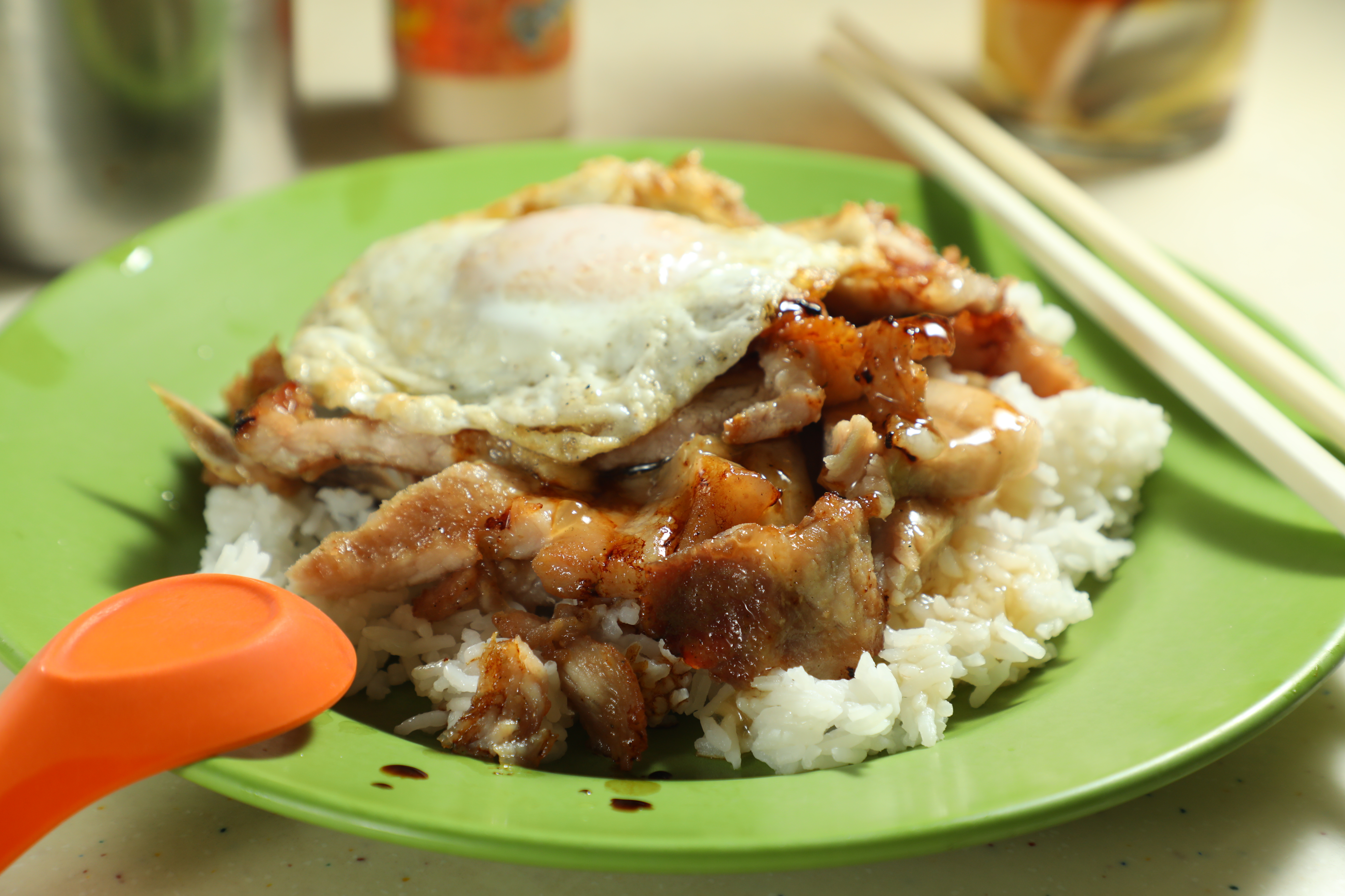 號稱上班族午間小確幸的排隊美食，科記的「金牌豬扒飯」真的名不虛傳，值得為了它排長隊。（港幣62元／份）