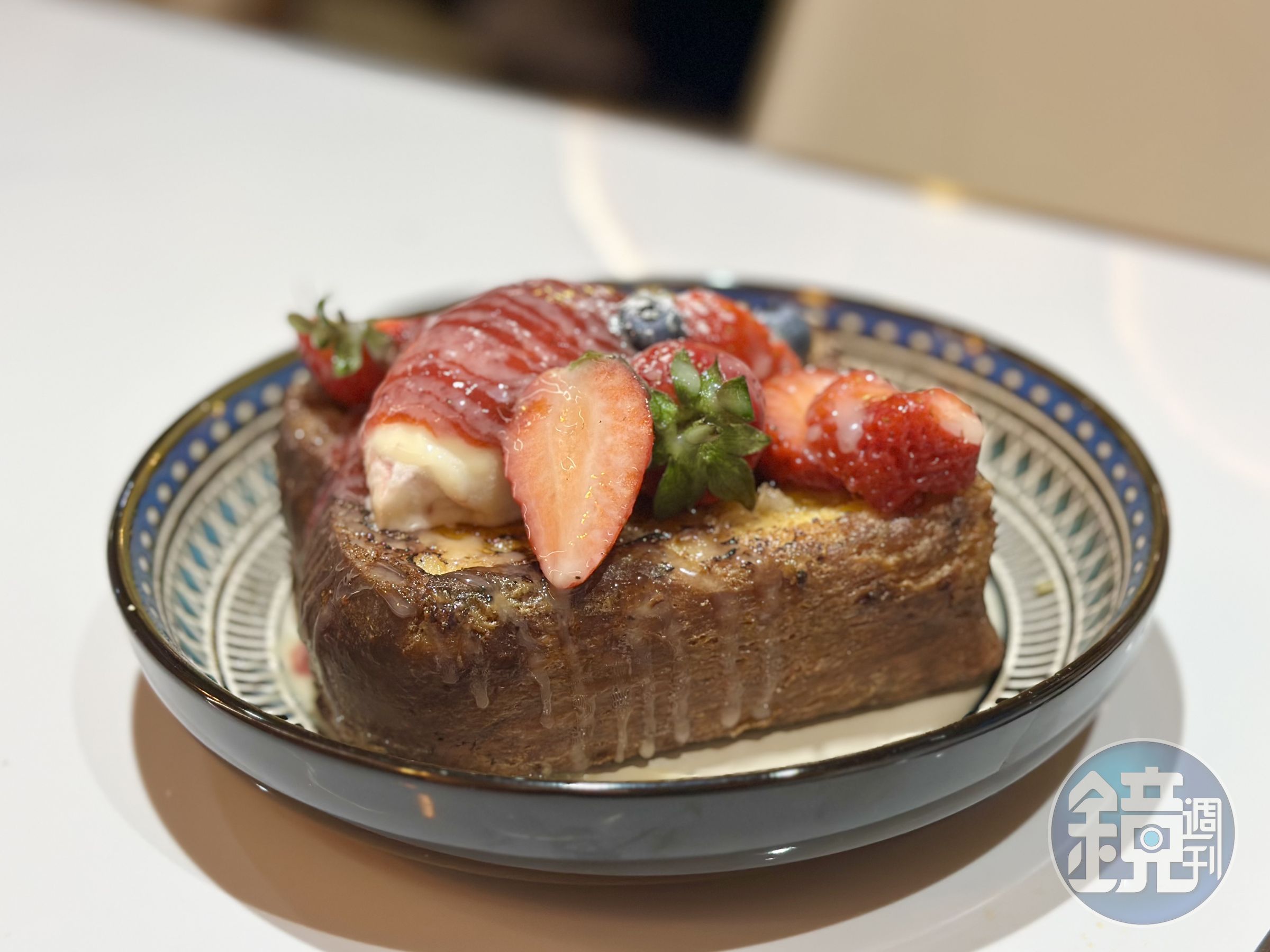 「草莓」口味的極厚法式布蕾吐司，多了香甜不酸的新鮮草莓和草莓起司冰淇淋，會少女心噴發。（380元／份）