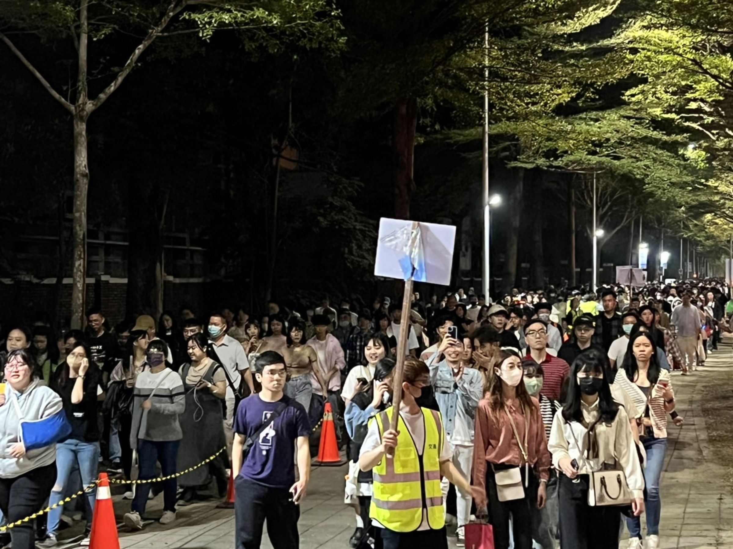 高雄市府加派人員引導樂迷前往車站搭車疏運。(翻攝自陳其邁臉書)