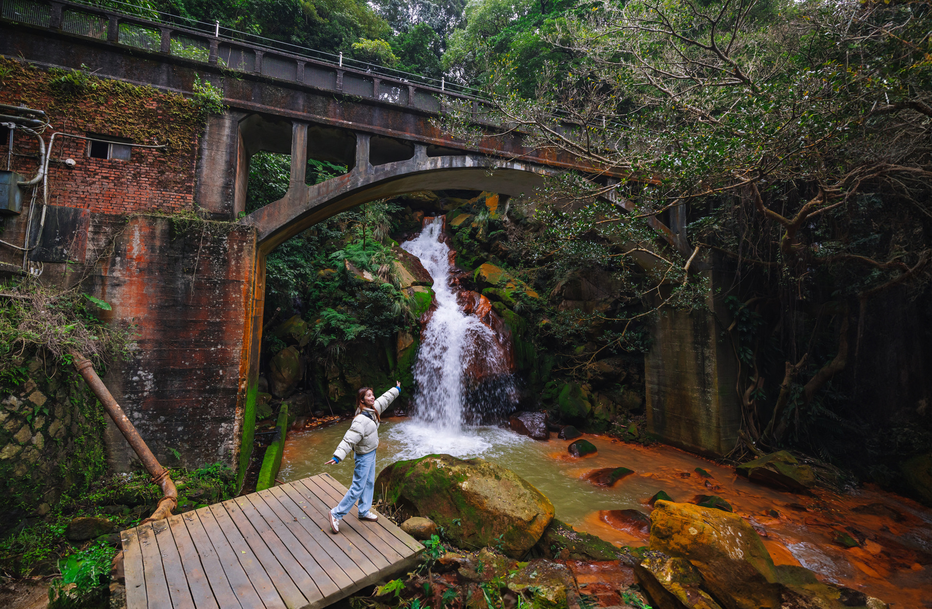 當年運送水源的草山水管橋，位在松溪瀑布旁，橋墩亦有百年歷史。