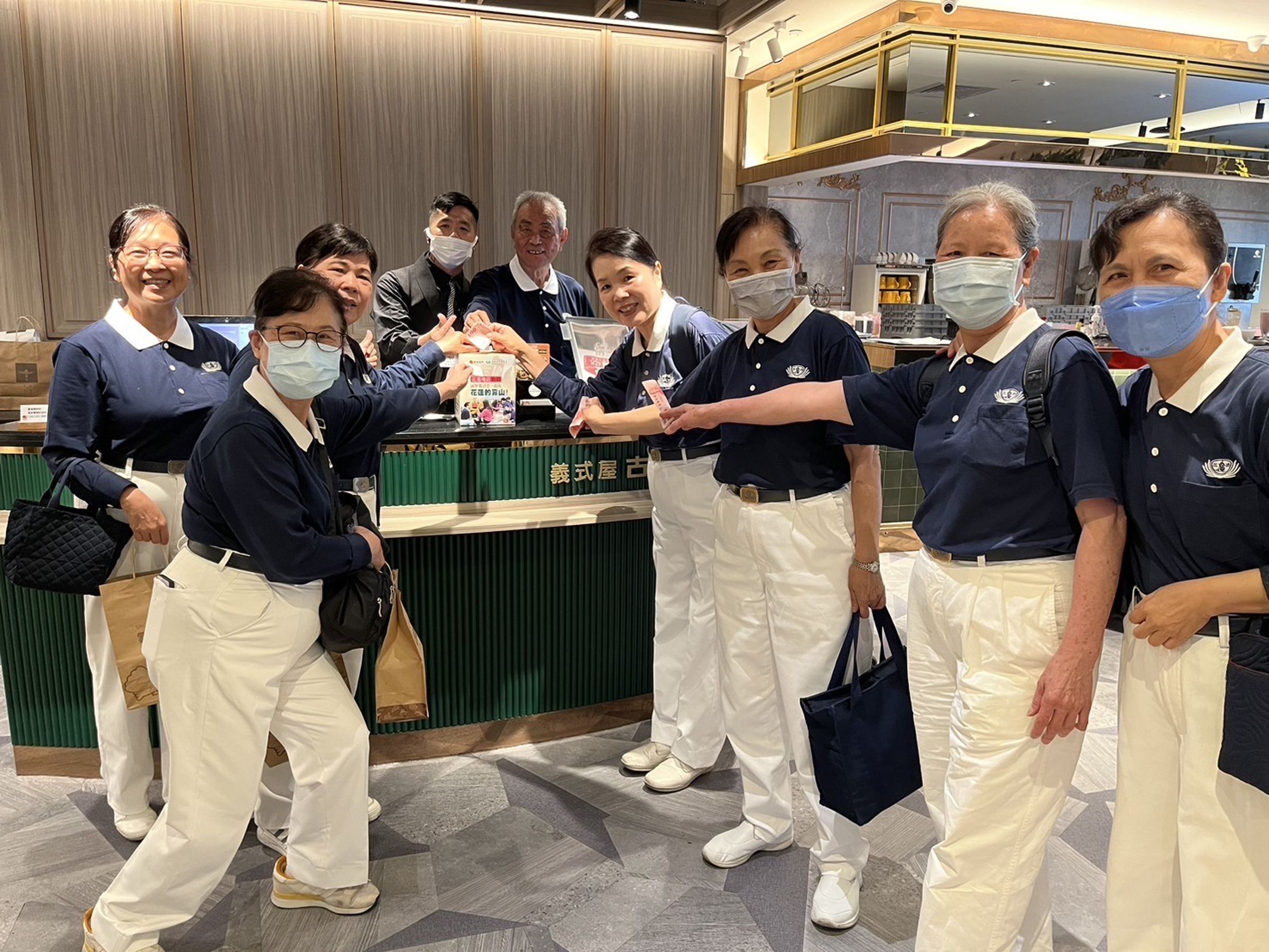 「雲雀國際」公司旗下超過70間店鋪,加入賑災活動。(慈濟基金會提供)