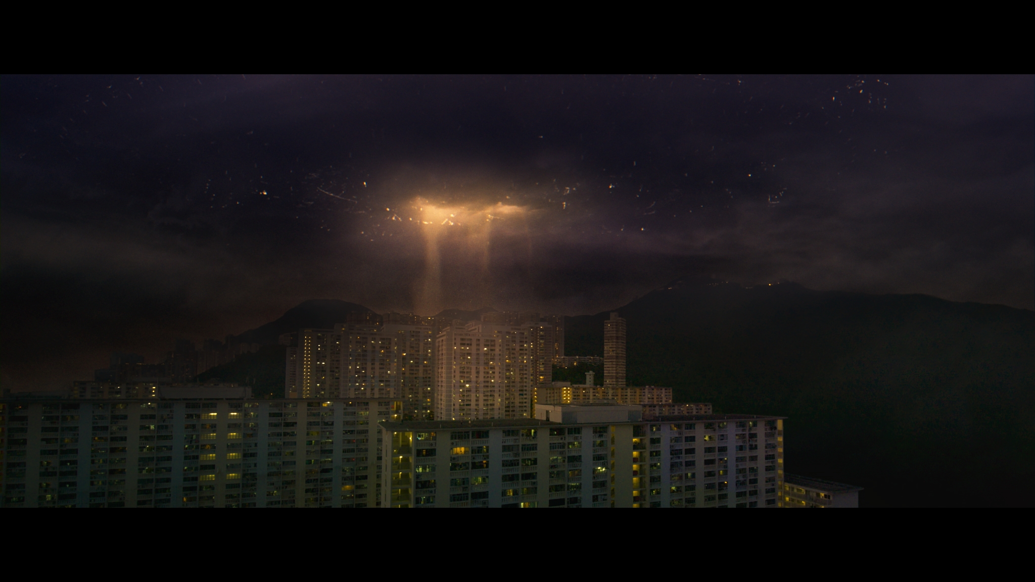 《再見UFO》中關於UFO樣貌都以當年「見證者」說法為主，但為了戲劇效果，用金黃色光代替冷調的藍光。（壹壹喜喜提供）