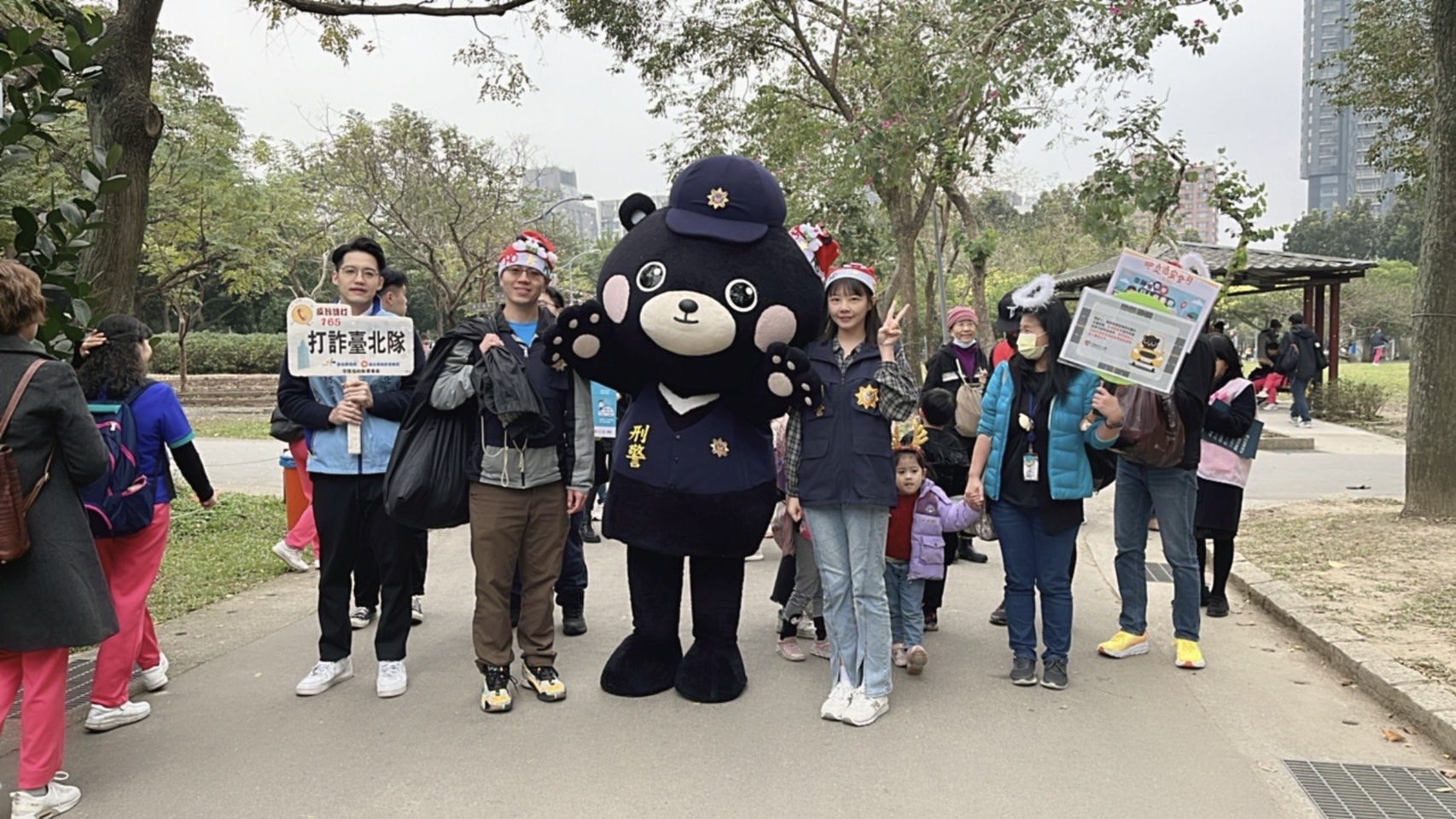 刑事警察局吉祥物刑事Bear於大安森林公園健走踩街。（刑事局提供）