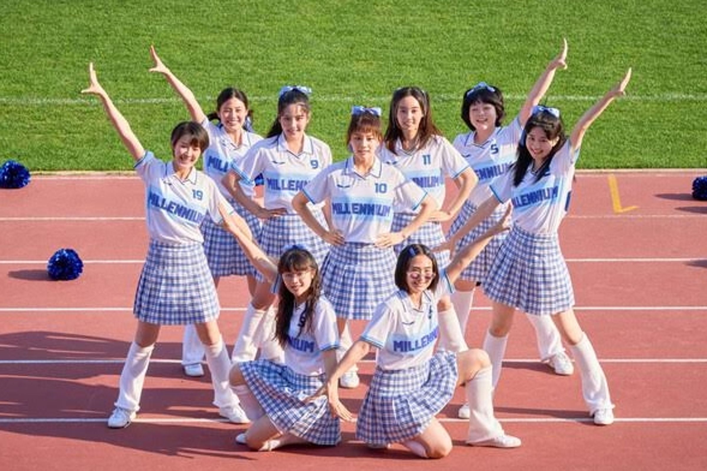 WOOTAE為惠利（中）主演電影《FIGHTING！女孩們》歌曲編舞，進而燃出愛火。（網路圖片）