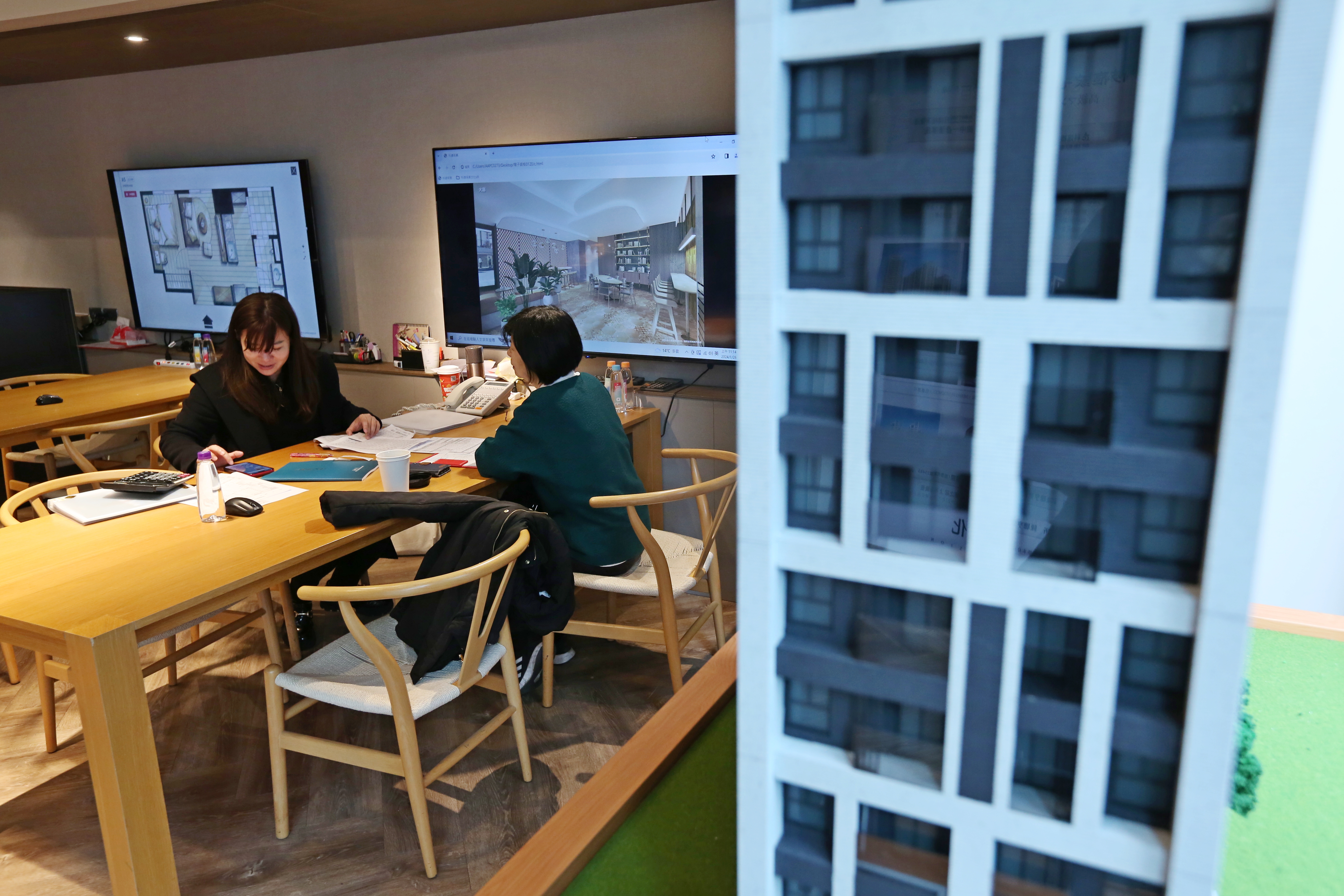 房市冷颼颼建商不只調降售價，還出現「買貴退差價」的情況。（示意圖，本刊資料照）