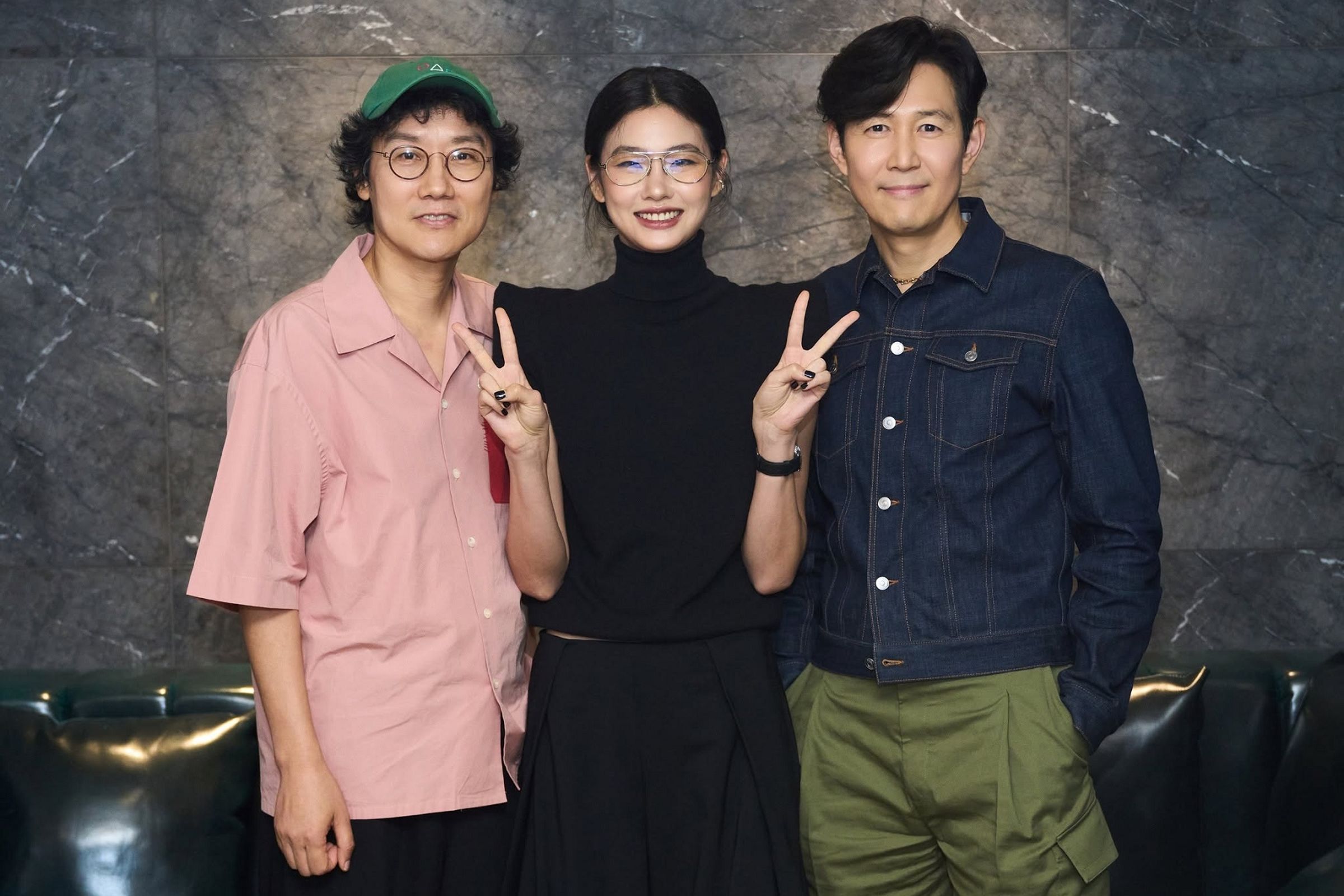 《魷魚遊戲》導演黃東赫(左)、演員李政宰(右)出席《希望:末日血戰》放映活動幫鄭好娟(中)加油打氣。(采昌多媒體提供)