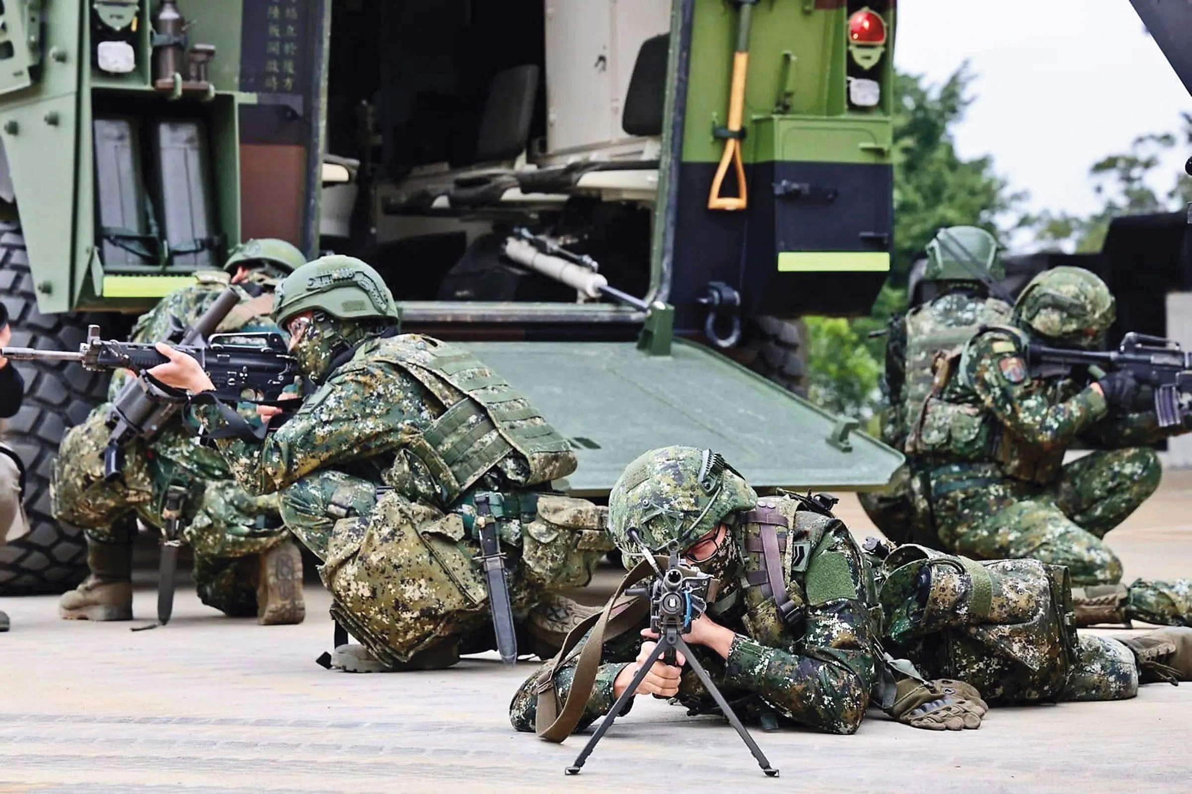 國軍服裝百億元採購案遭爆涉弊，由於廠商間利益糾葛，北檢已分案追查。（翻攝國防部發言人臉書）