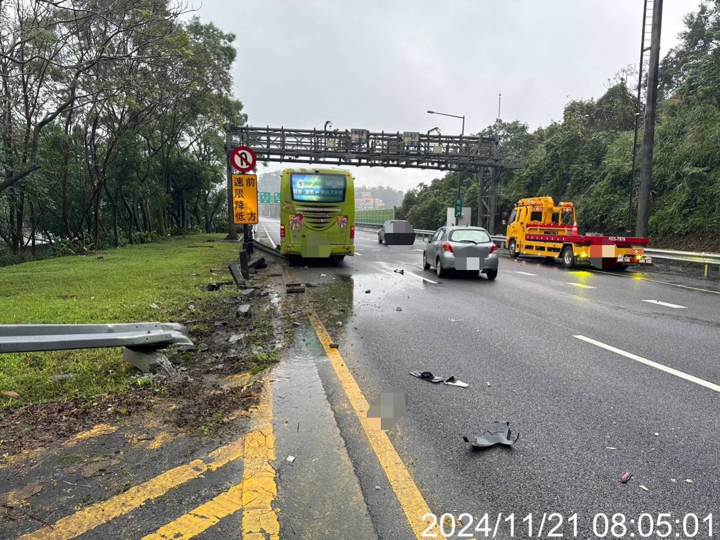 3轎車被追撞,車輛零件碎片散落路面,造成後方車流回堵。(翻攝畫面)
