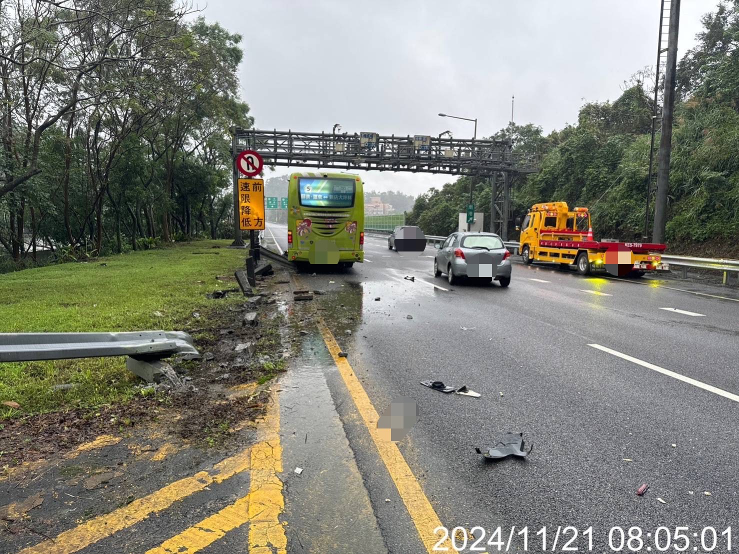 3轎車被追撞，車輛零件碎片散落路面，造成後方車流回堵。（翻攝畫面）