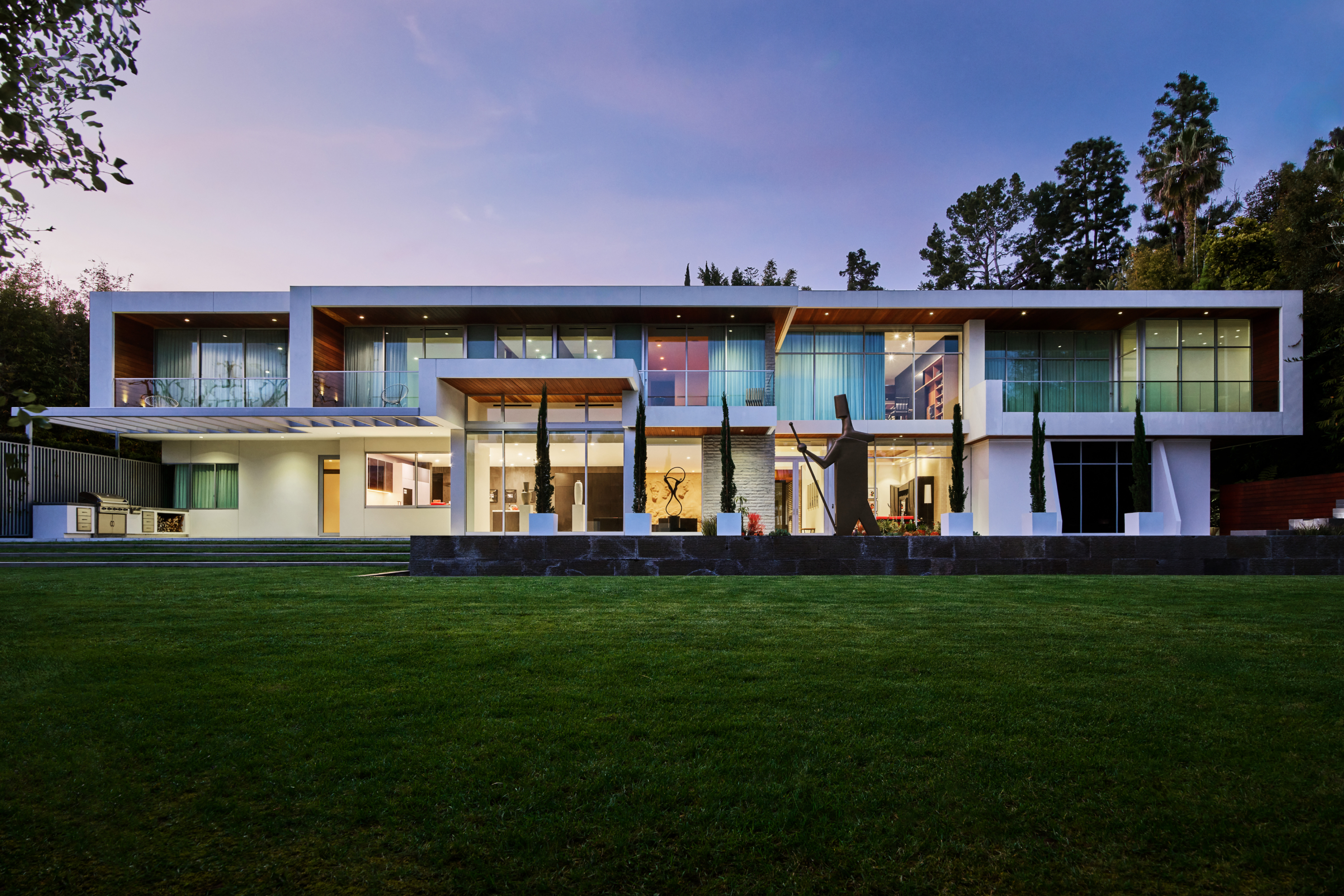 這間豪宅看起來好像有點平凡無奇，但其實就是動畫《超人特攻隊》當中，「衣夫人」的家。（Spencer Lowell攝／Airbnb提供）