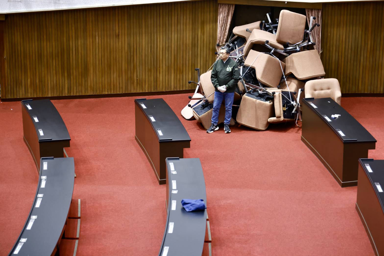 王定宇昨晚衝進議場，試圖阻止國民黨進入修法。