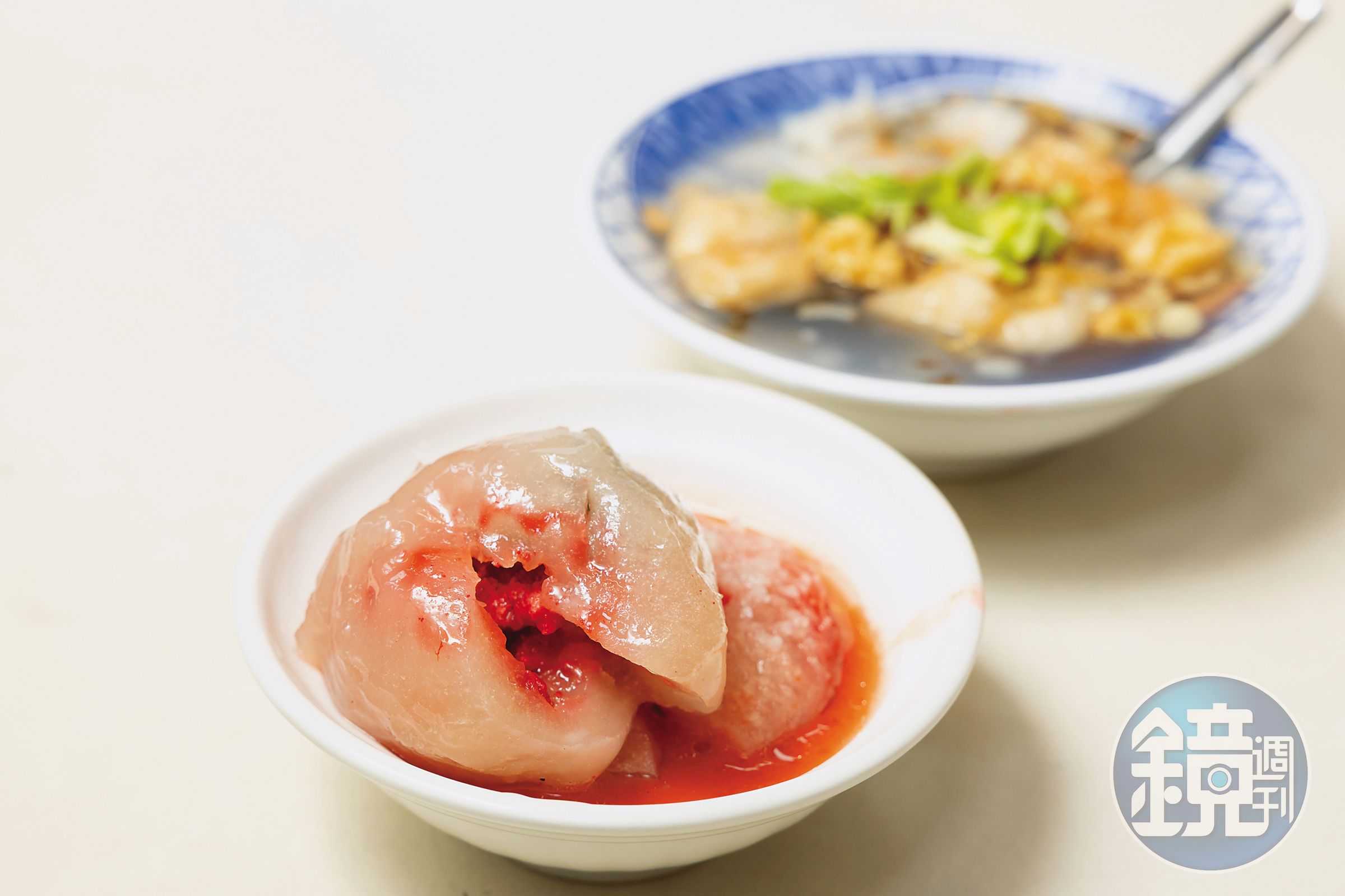城隍廟常見古早味油炸紅糟肉圓讓許多食客百吃不膩。