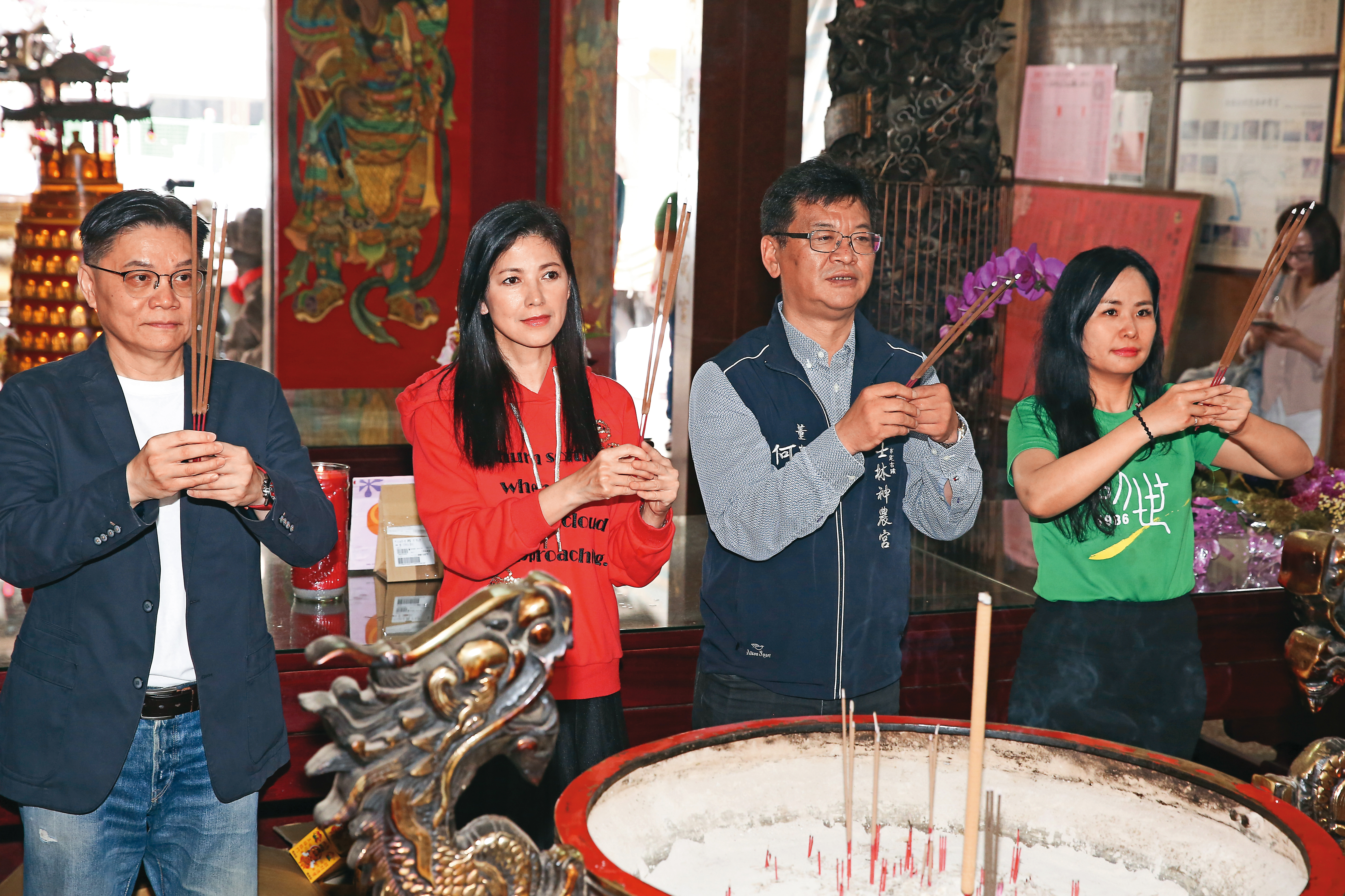 2021年，陳明真（左二）受邀出席點燈活動。