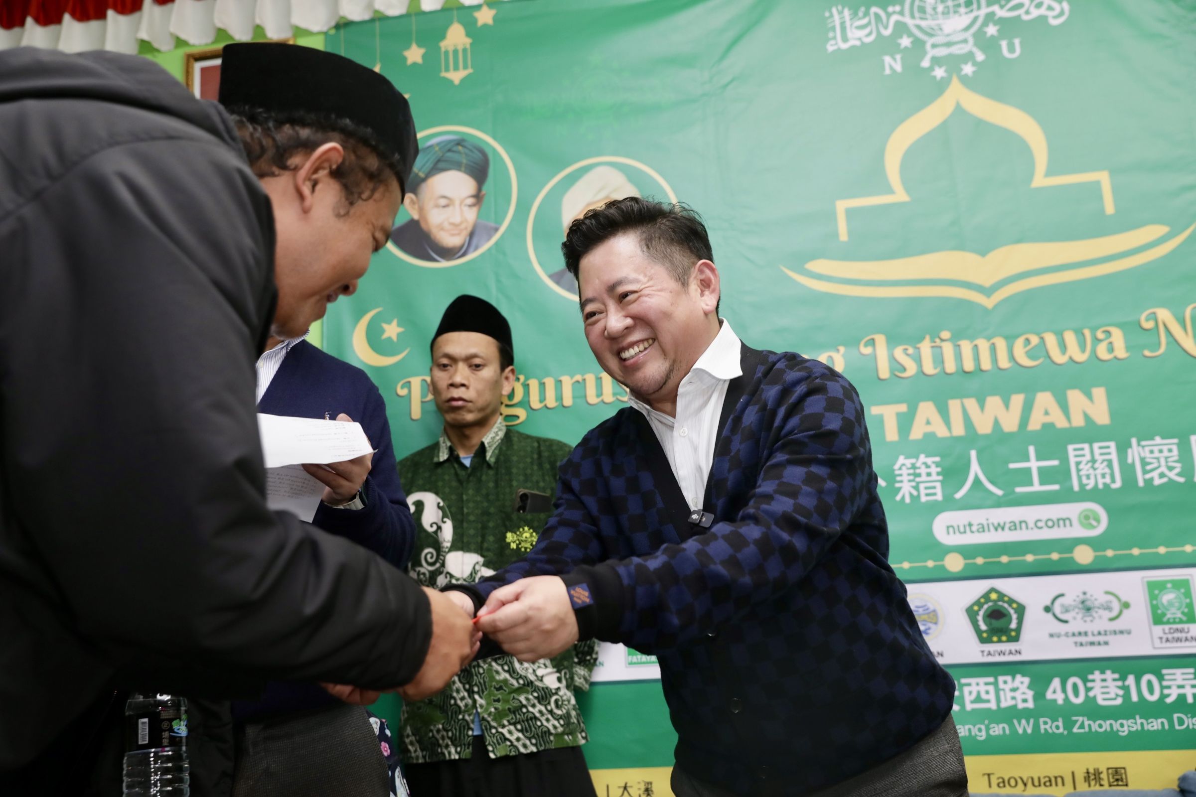石原智博親手致贈印尼移工紅包，感謝他們一年來為台灣的付出。（攝影組）