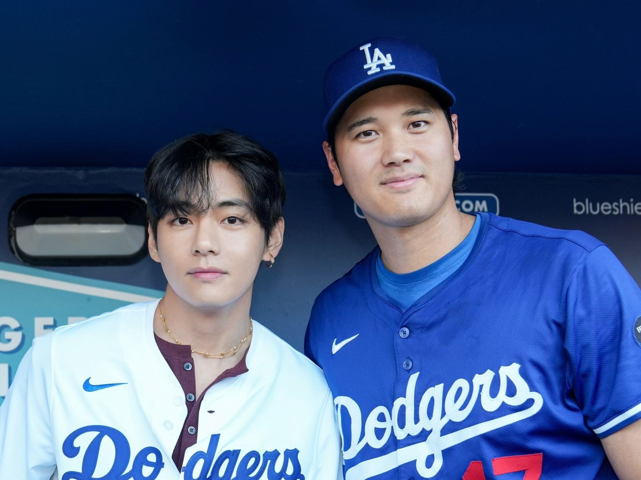 南韓天團BTS成員V為道奇主場賽事開球，與大谷相見歡合影。（翻攝自X@Dodgers）