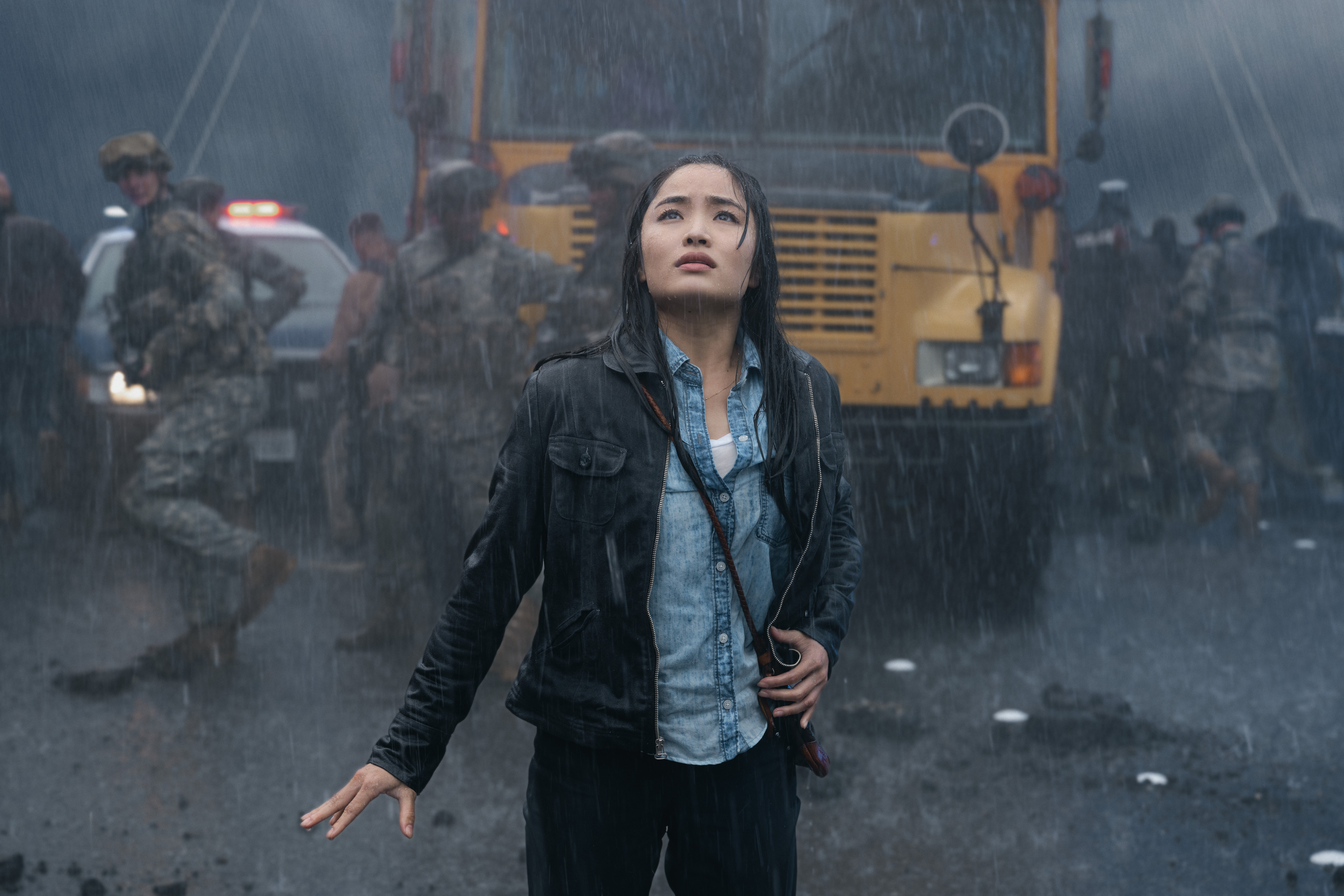 《君主計畫：神秘組織與怪獸之謎》故事承接2014年電影《哥吉拉》，在舊金山事件後，主角赫然發現家族跟君主計畫的神祕關連。（Apple TV+提供）